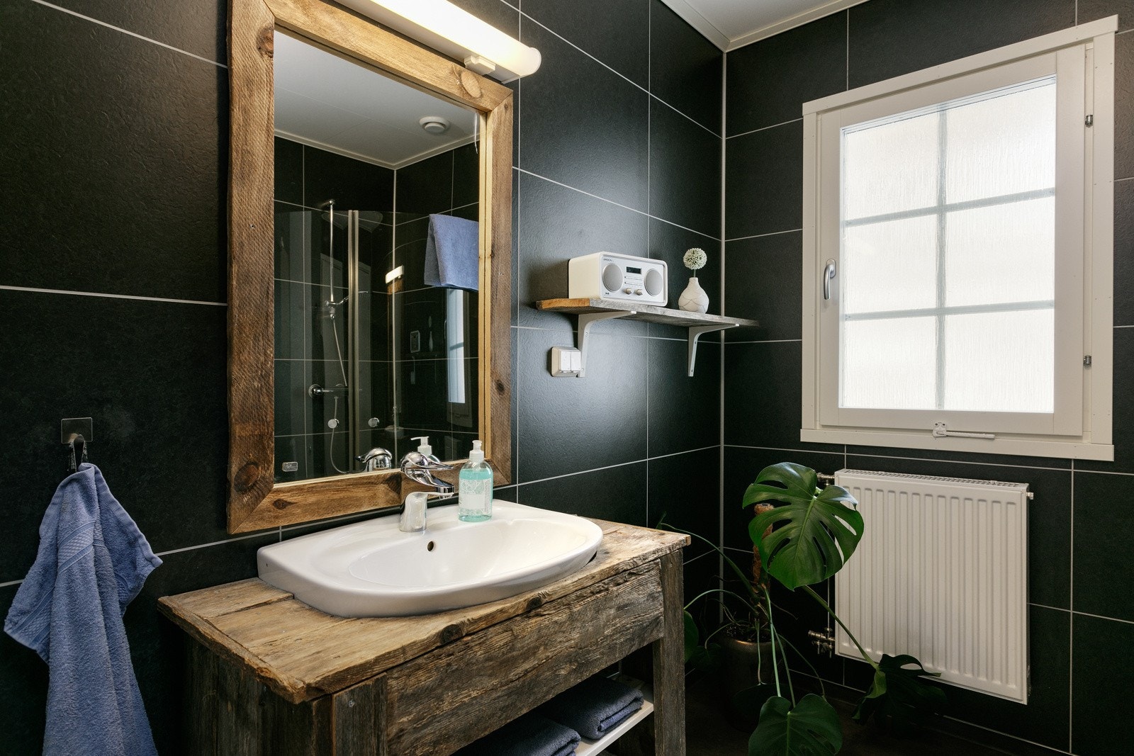 Badet ligger i hovedetasjen og har tøft, men også lunt preg. Vi elsker servanten. Galleribilde