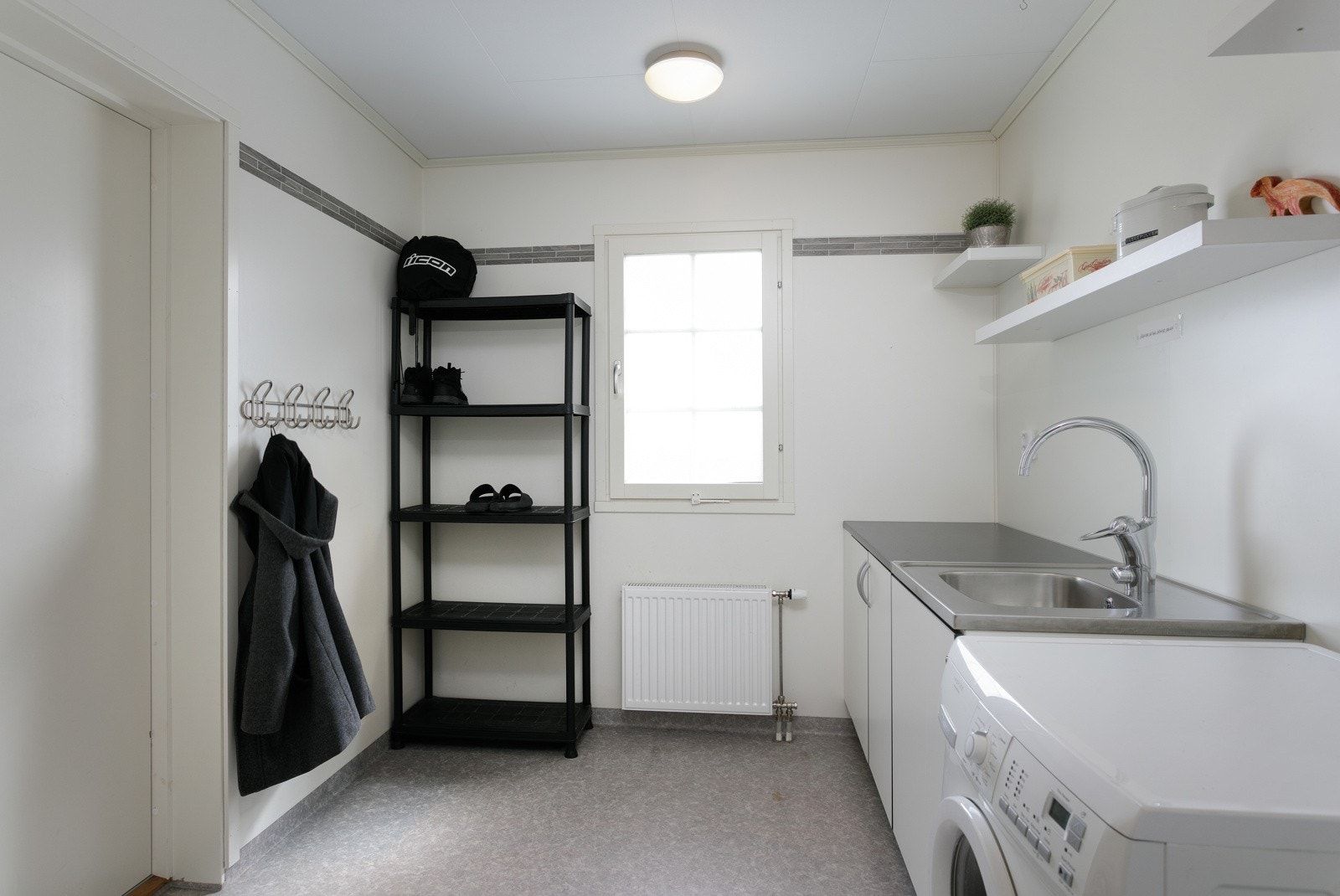 For en herlig drøm å ha stort vaskerom. Her er det også inngang så du slipper skittentøy i gangen. Galleribilde