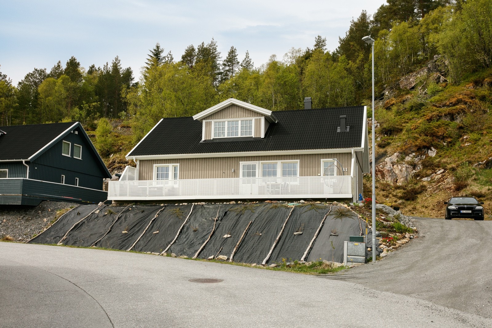 Gruslagt innkjørsel og beliggenhet i trivelig boligfelt. Galleribilde