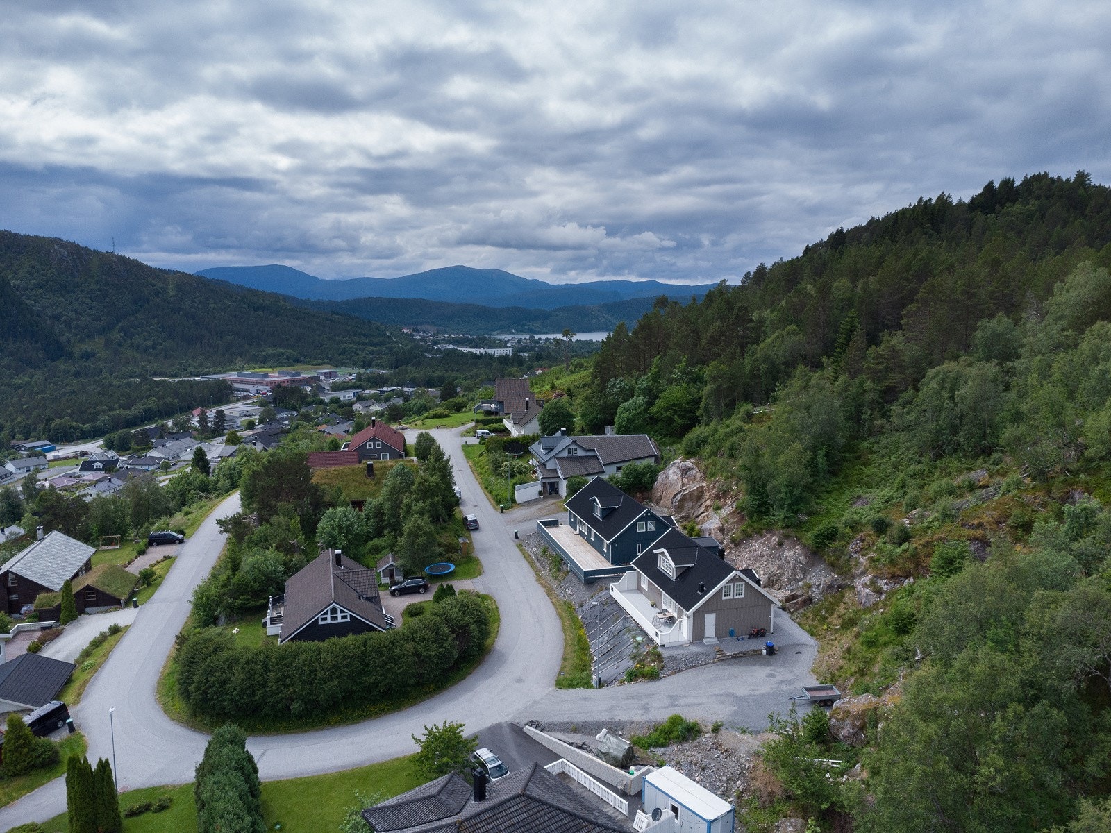 Hjørnetomt i gate uten gjennomgangstrafikk Galleribilde