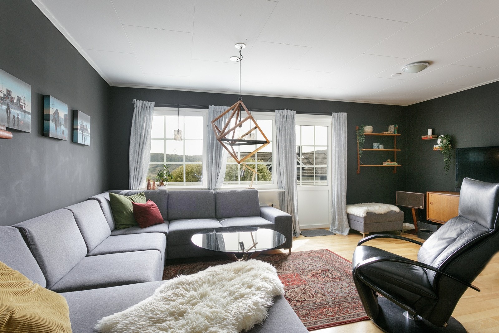 Fra stua har du selvsagt utgang til langsgående veranda. Galleribilde