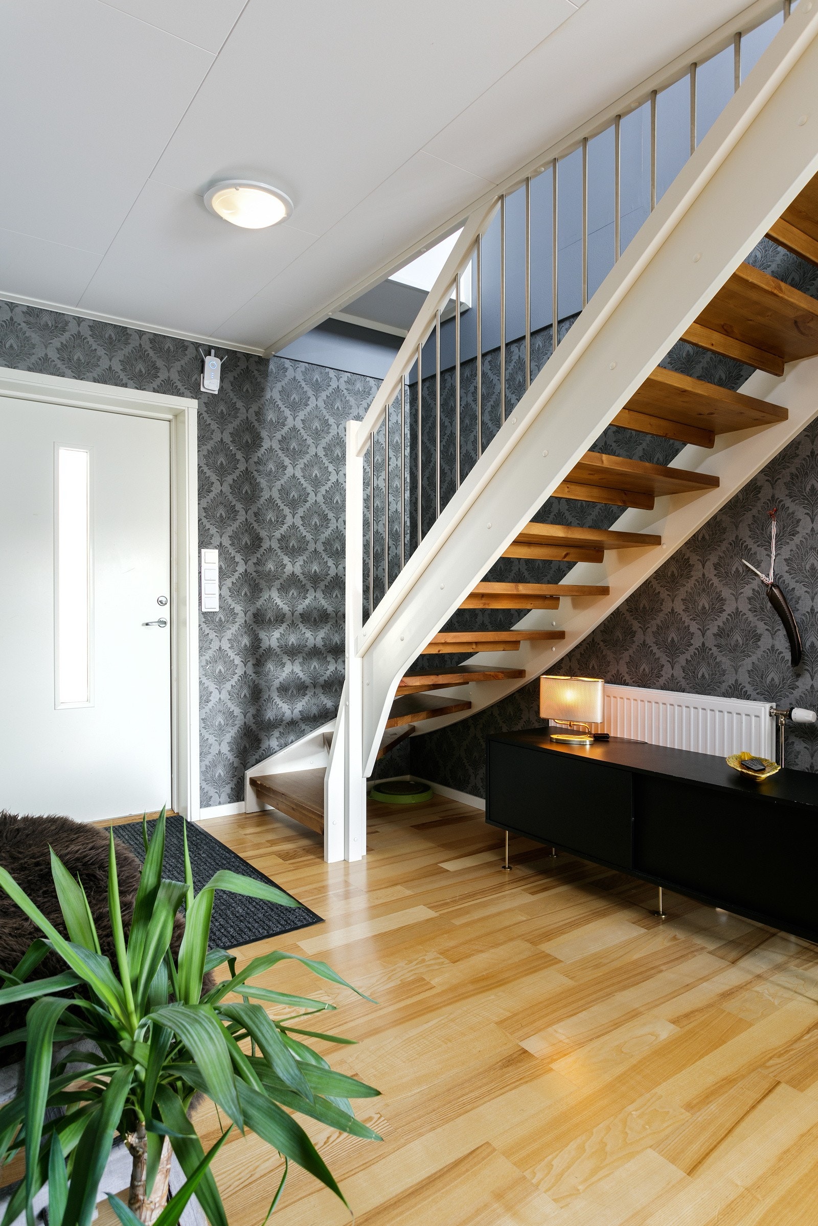 Romslig inngangsparti i et gjennomgående koselig og flott hus Galleribilde