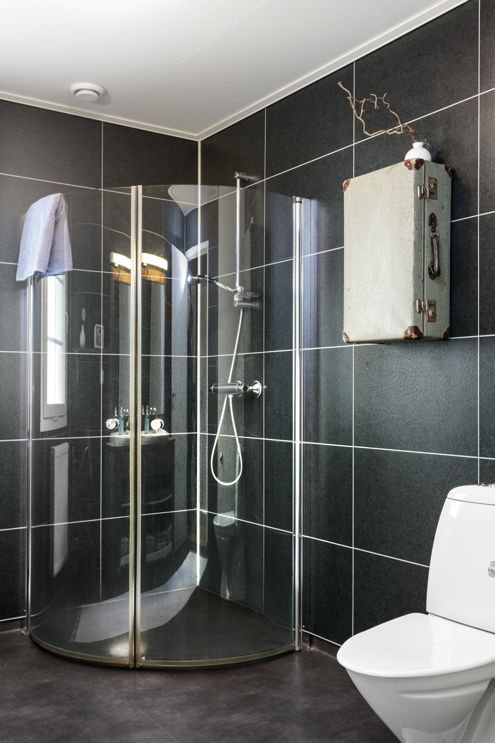 Dusjnisje med foldedører som kanskje byr på lettere renhold enn et kabinett. Galleribilde