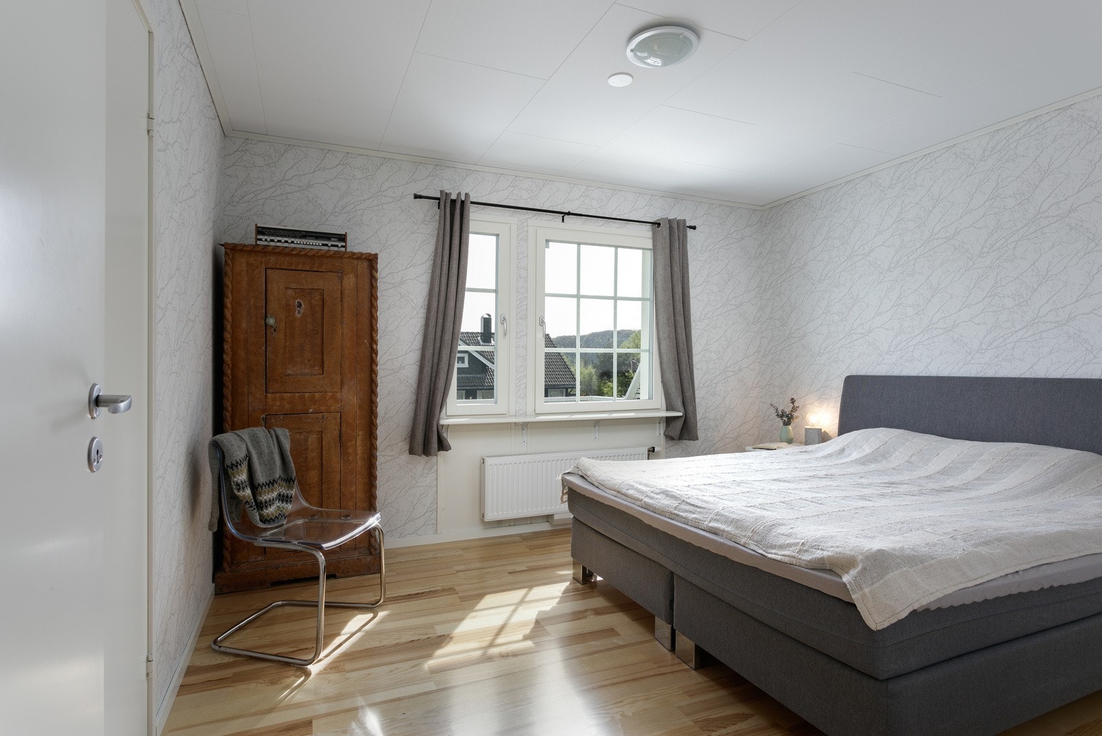 Hovedsoverommet som ligger i 1. etasje har selvsagt plass til stor seng. Galleribilde