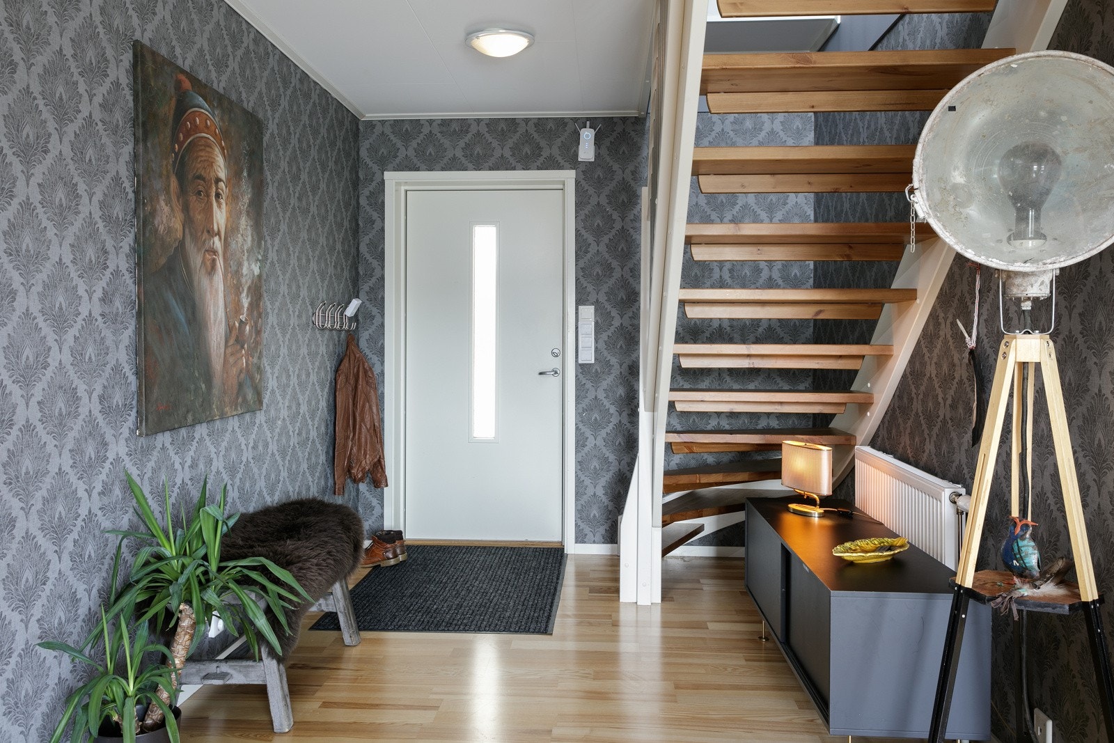 Kom inn i gangen, som også har trapp opp til 2. etasje. Galleribilde