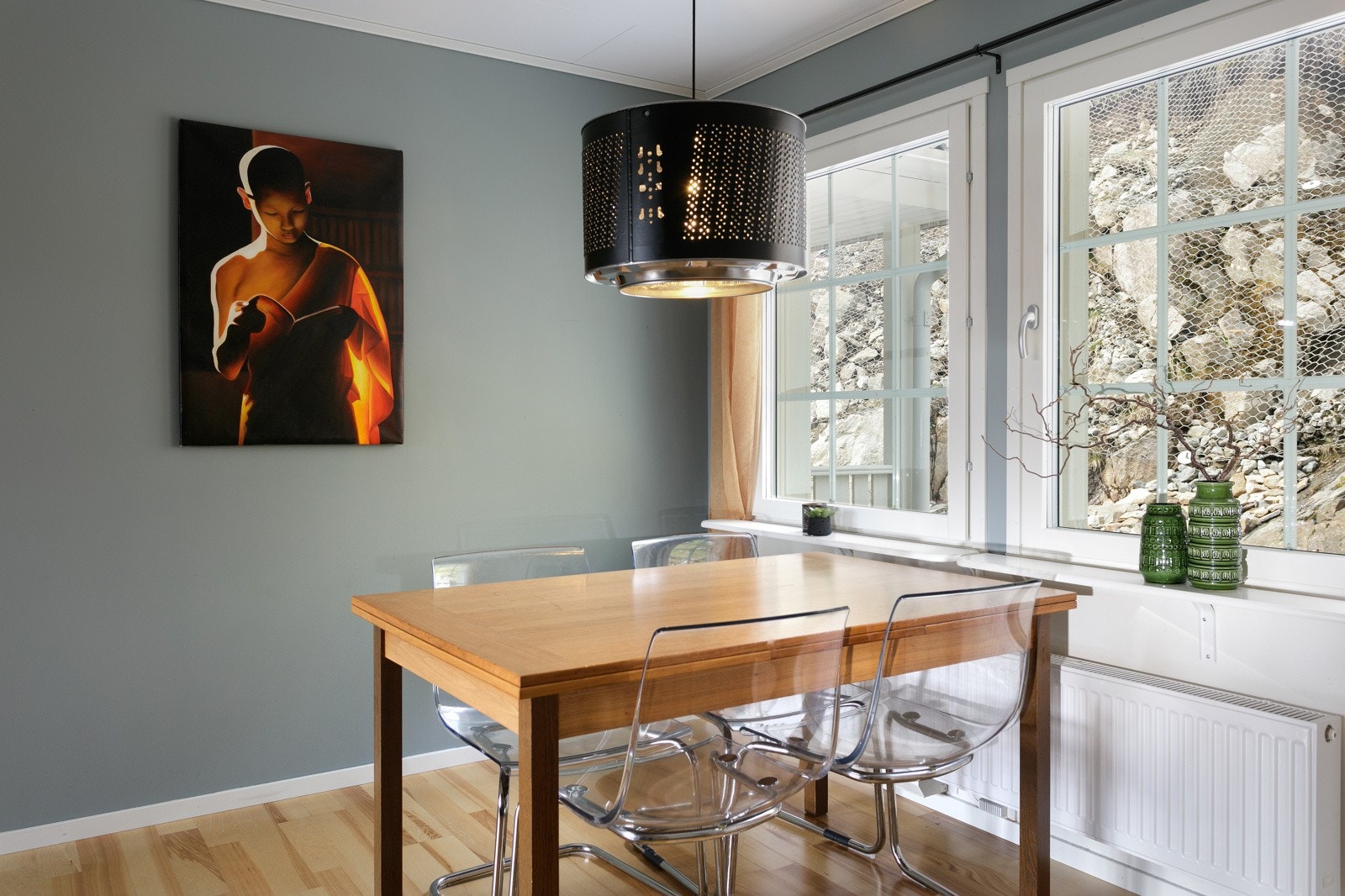 Lun og koselig spiseplass ved kjøkkenvinduet. Behagelig softgreen tone på veggen. Galleribilde