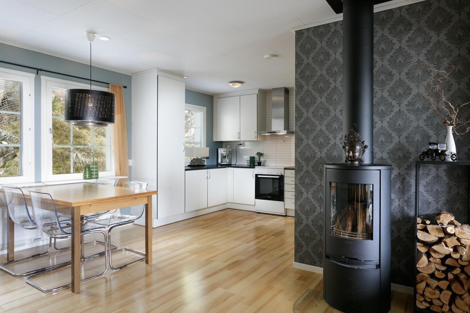 Åpen løsning men likevel er kjøkkenet tilbaketrukket. Pene parkettgulv. Galleribilde