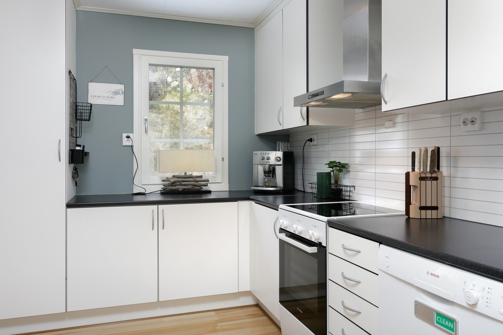 Praktisk og tidløst kjøkken, her skal din favorittrett forberedes. Galleribilde