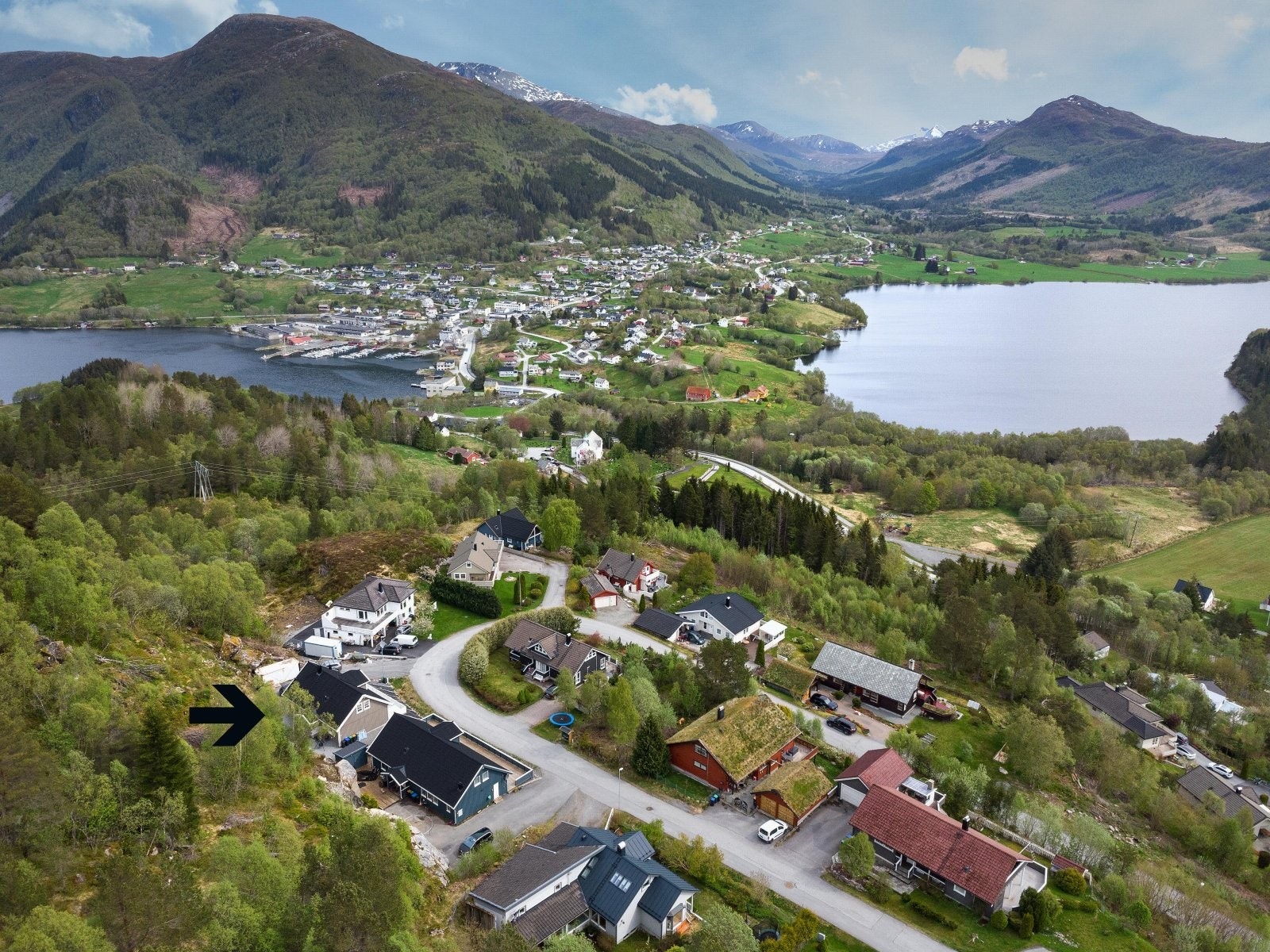 Beliggenhet i tilbaketrukket boligfelt uten gjennomgangstrafikk. Galleribilde