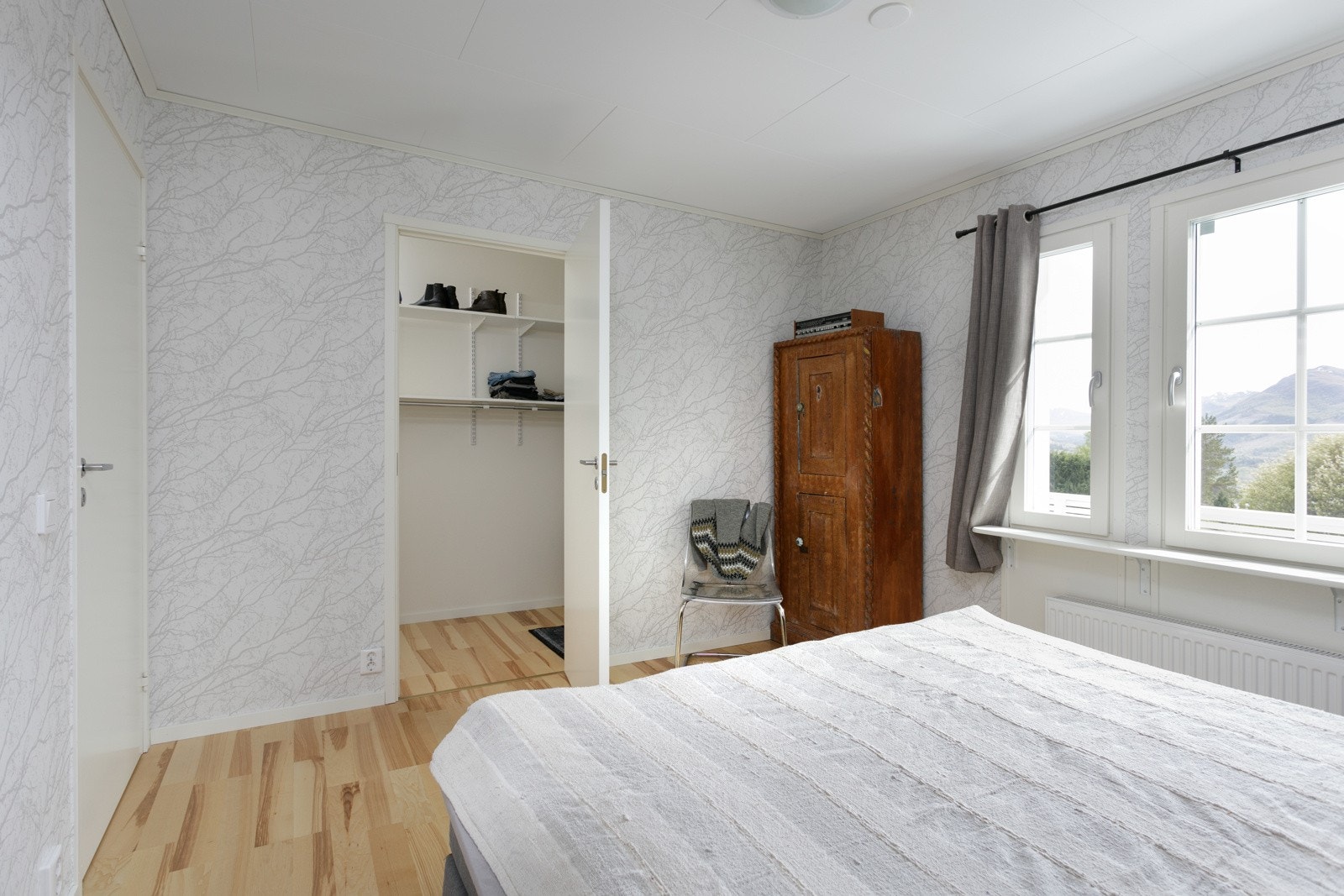 Eget garderoberom i tilknytning til hovedsoverom - det liker vi. Galleribilde