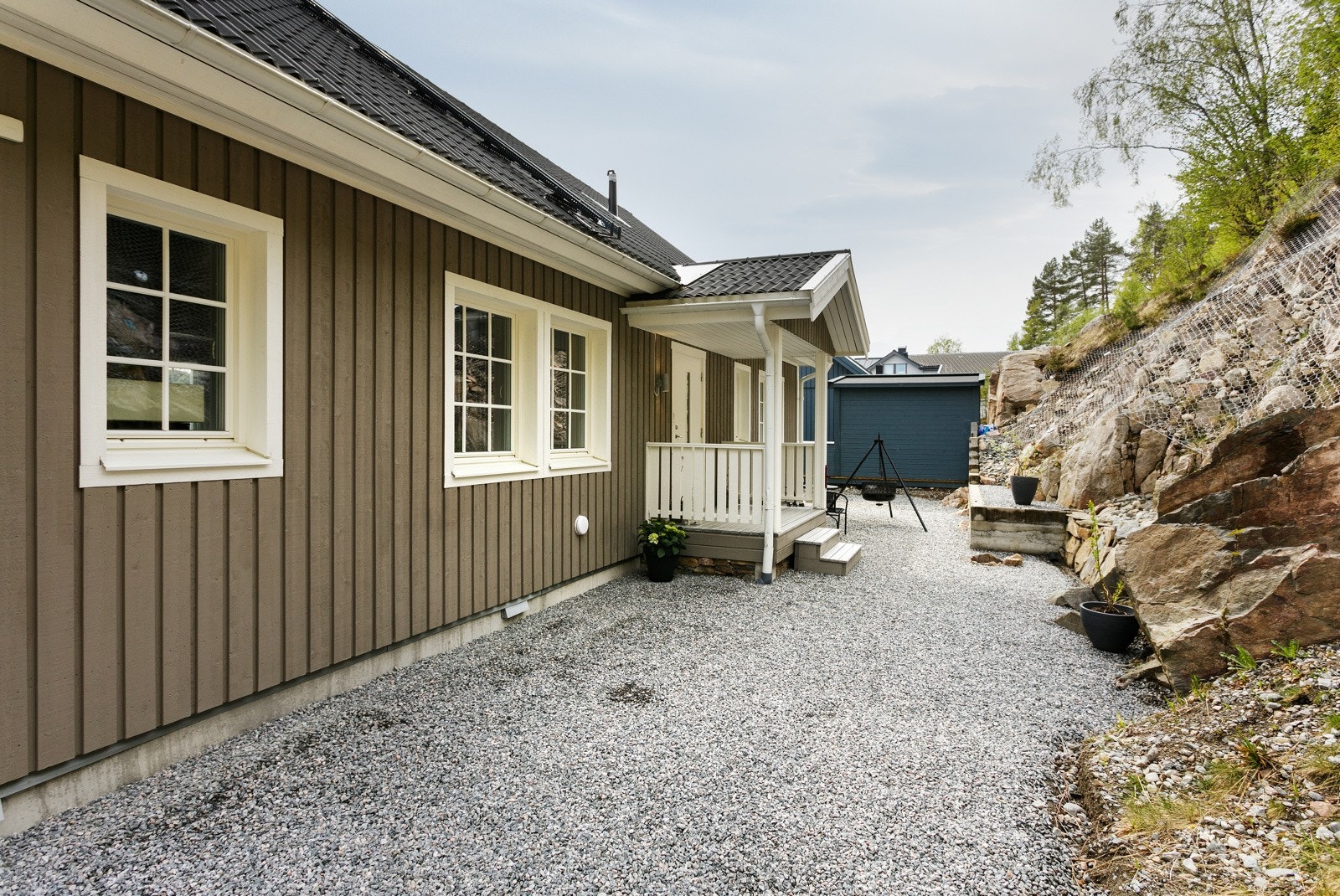 Gruset uteområde ved inngangspartiet. Galleribilde