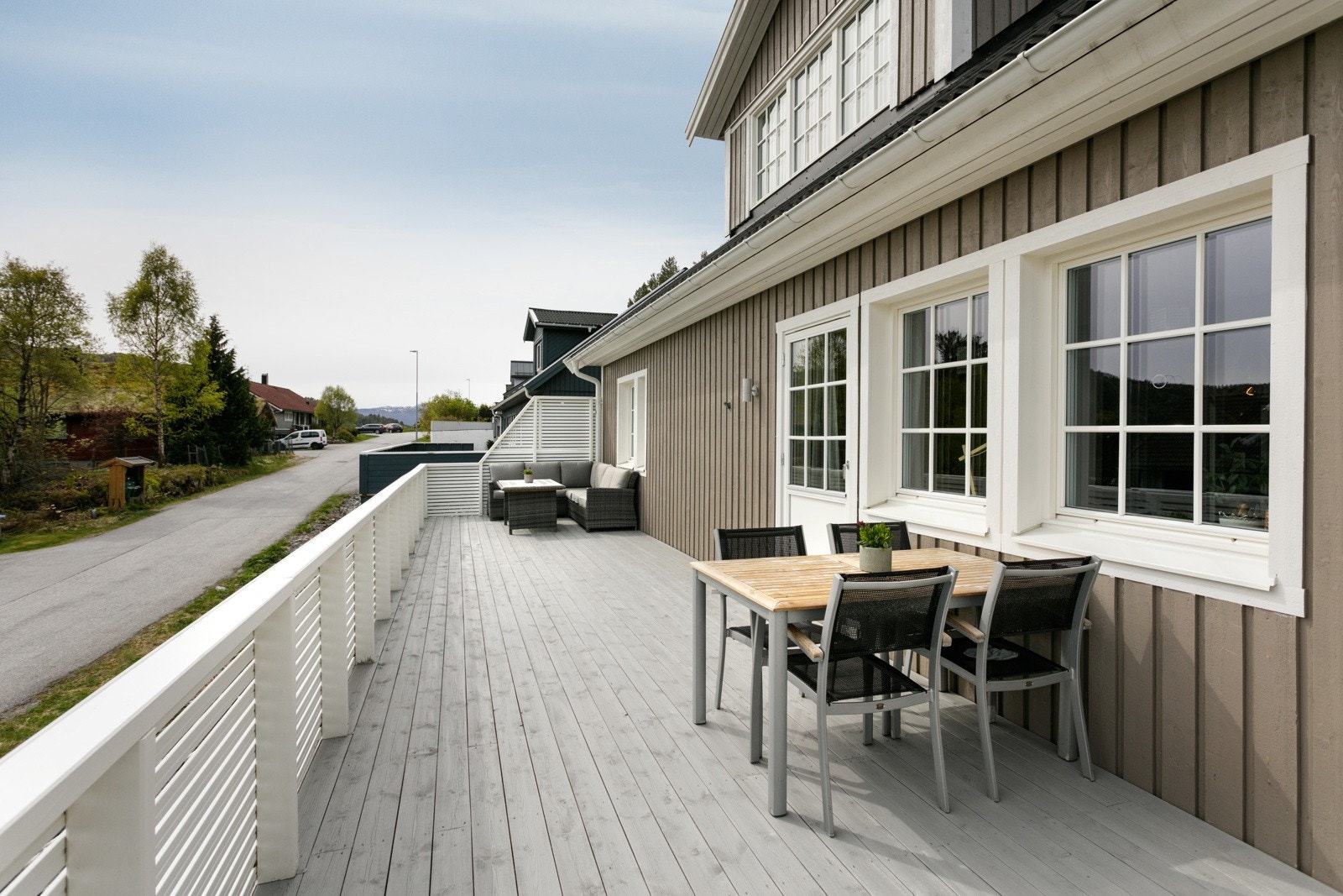 Terrasse på hele langsiden - høyt verdsatt av nåværende eier Galleribilde