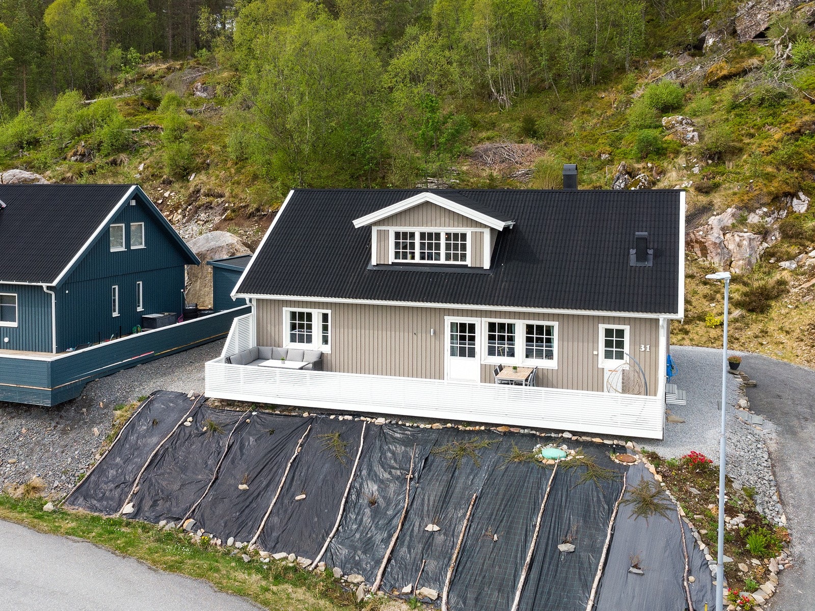 Klargjort for planting av vintergrønt, stauder eller blodrøde Rhododendron. Du bestemmer. Galleribilde