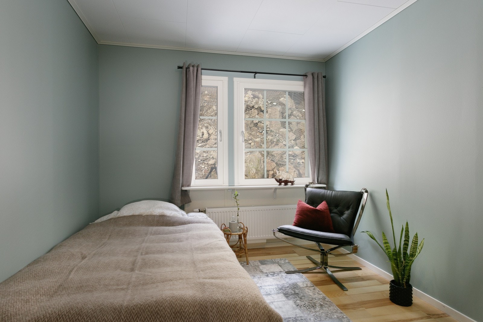 Dette soverommet ligger i hovedetasjen, overflater med behagelige og svale toner. Galleribilde