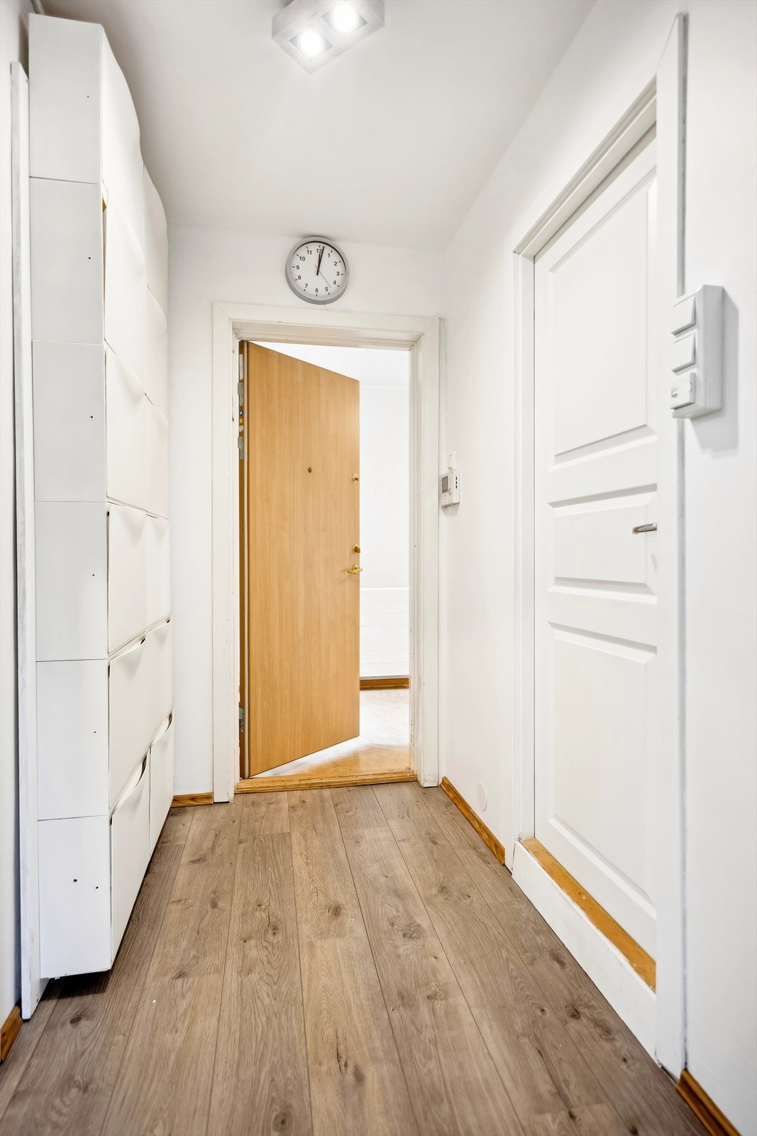 Adkomst til boligen via felles trapper eller heis. Herfra tar du deg videre inn til boligens entré med plass til oppbevaring av sko og yttertøy i hylleskapet. Galleribilde