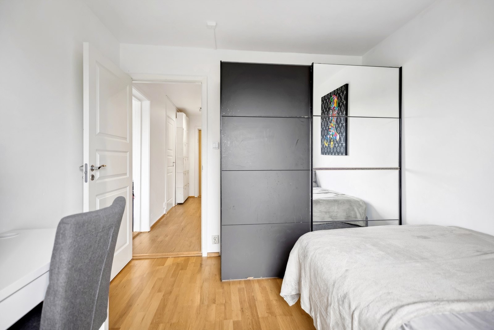 Store soverom med plass til dobbeltseng, tilhørende nattbord og annet ønsket tilbehør. Galleribilde