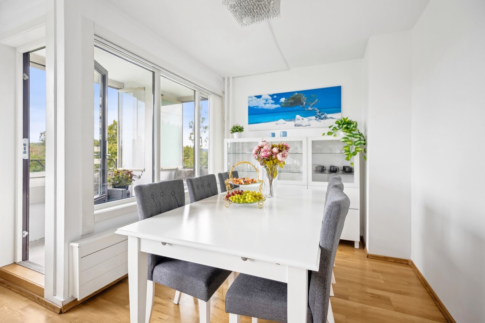 Lys stue som enkelt kan deles inn i to soner - en for hyggelig spisestue, og en for sofagruppe. Galleribilde