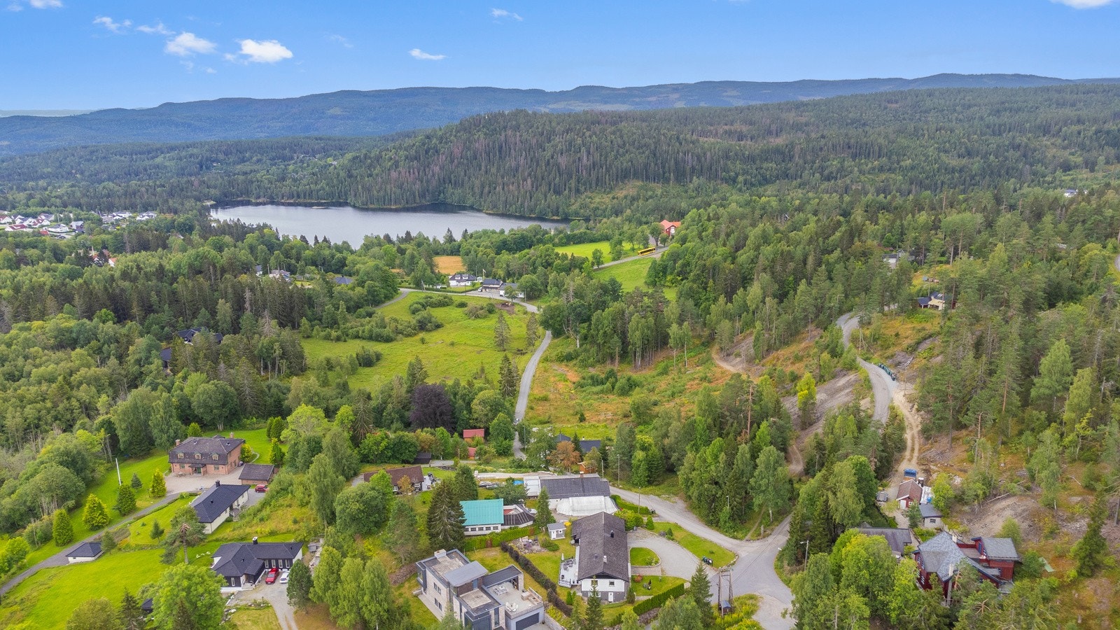 Kort vei til Stordammen med badeplass. Galleribilde