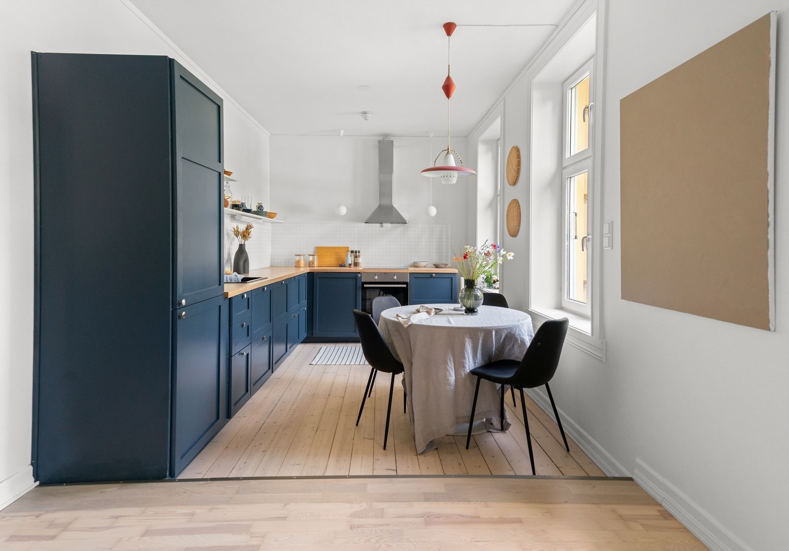 Pent IKEA-kjøkken fra 2018 innredet med malte, blå fronter og benkeplate i spon og tre Galleribilde