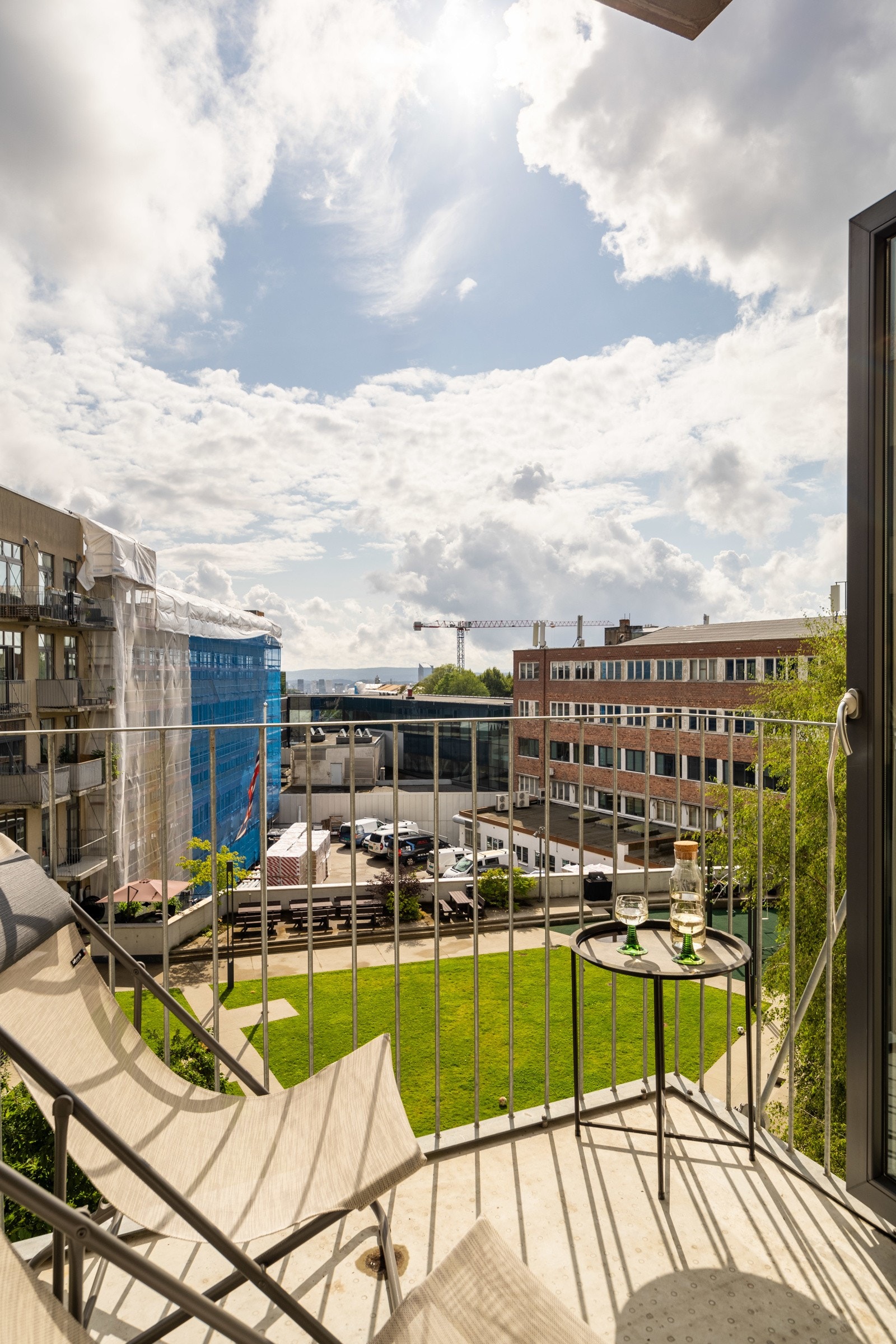 Balkong med sol fra 09:00 til 19:00. Galleribilde