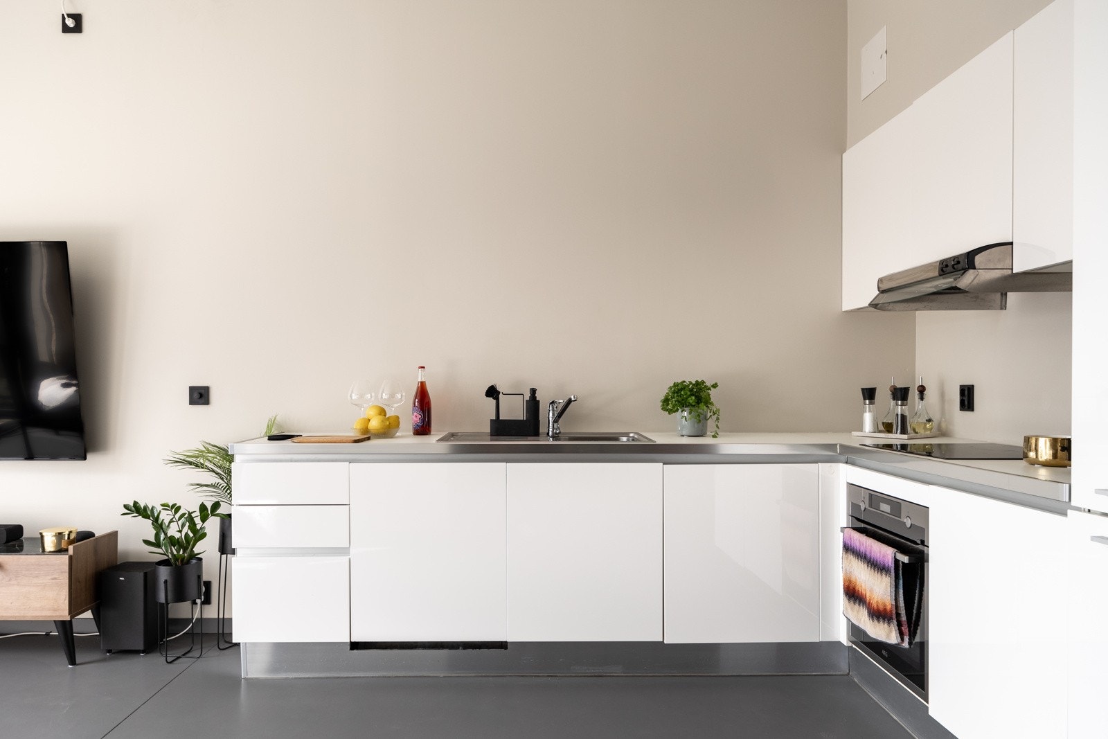 Moderne kjøkkeninnredning fra 2009 med slette hvite fronter og benkeplate av laminat. Galleribilde