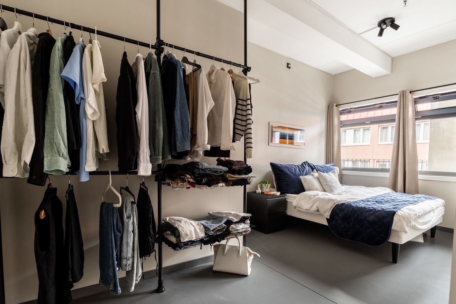 Leilighetens soverom er av god størrelse med plass til ønskelige møblementer. Galleribilde