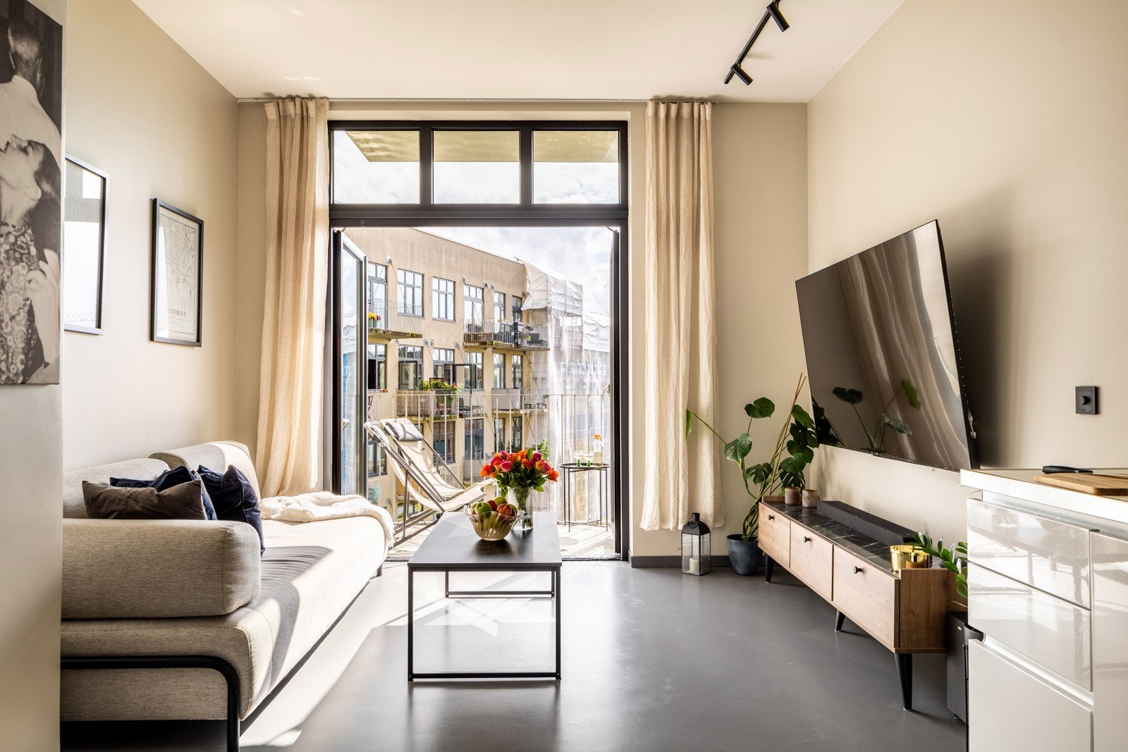 Sentral 2-roms selveier med generøs takhøyde oppmålt til 2,92m og sydvendt balkong. Galleribilde