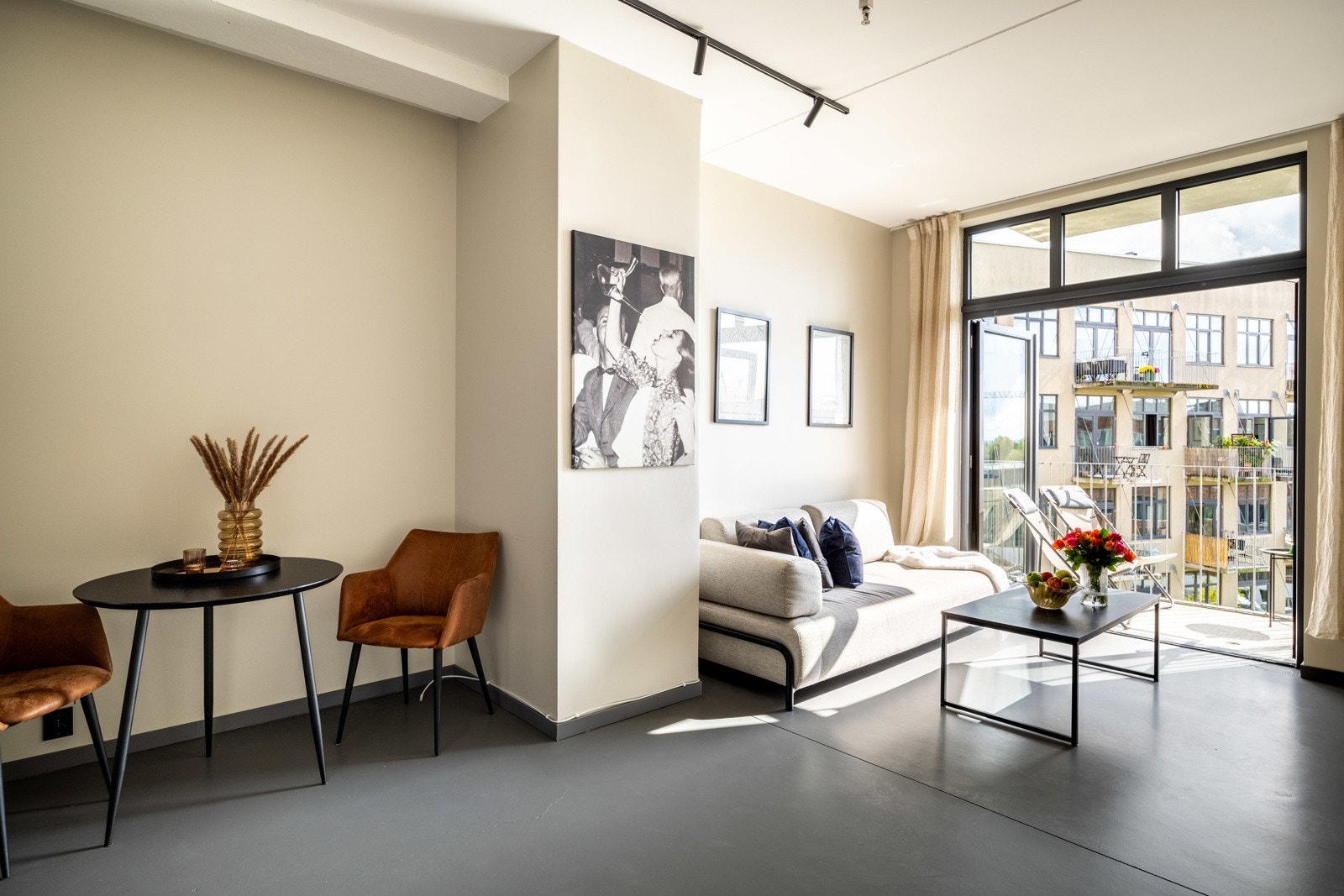 Leiligheten har store vindusflater som slipper inn mye naturlig lys. Galleribilde