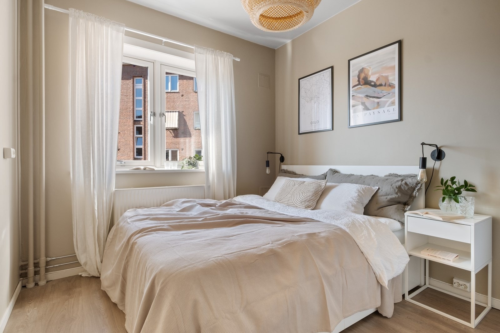 Romslig soverom med god plass til dobbeltseng med tilhørende nattbord. Galleribilde