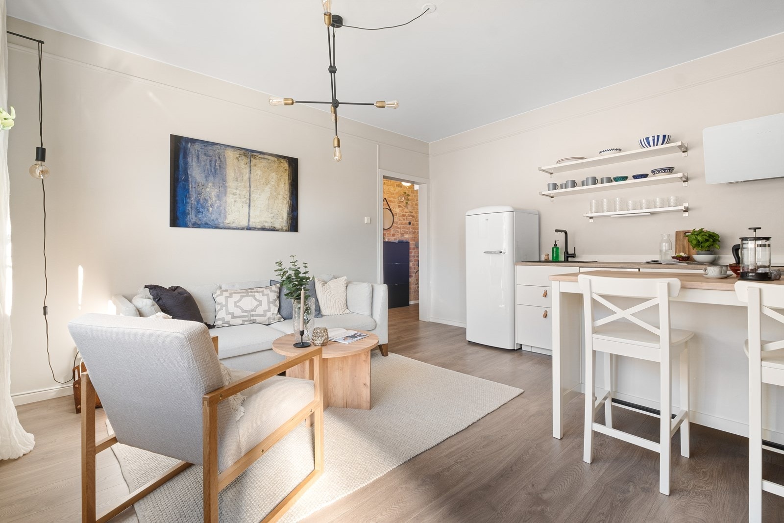 Leiligheten har en effektiv planløsning og oppleves som svært lys og luftig. Galleribilde