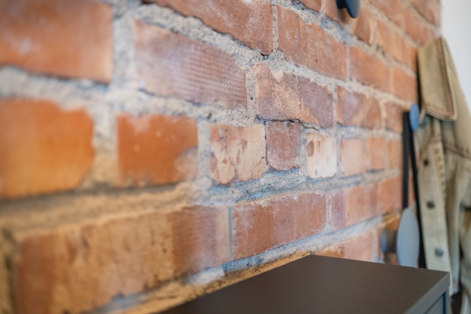 Det er hentet frem den opprinnelige teglsteinsveggen. Galleribilde