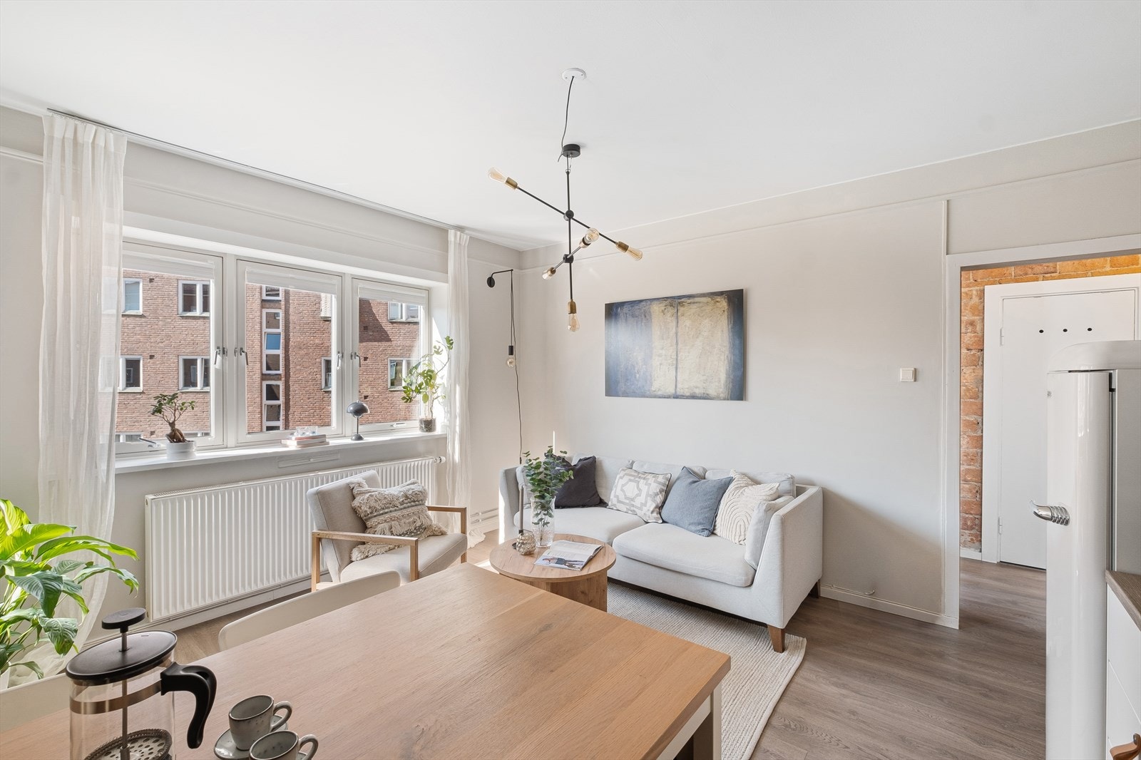 Leiligheten har en fin romfølelse med store vindusflater og god takhøyde på ca. 2,7 meter. Galleribilde