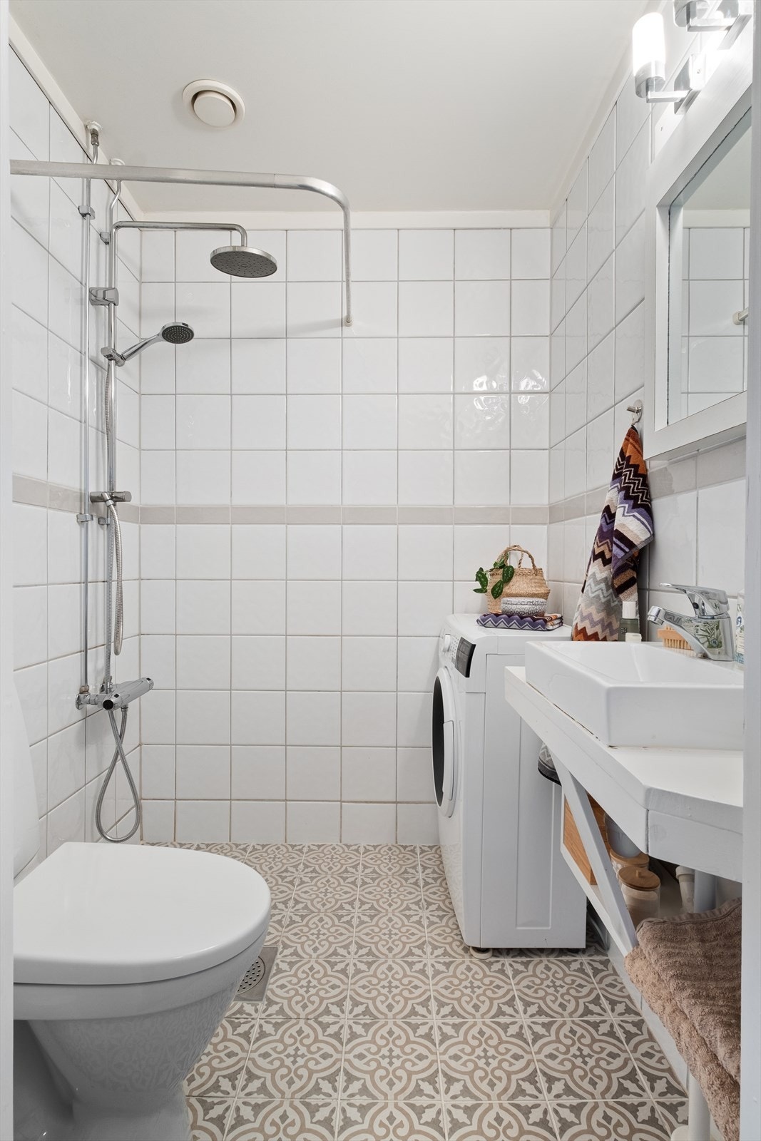 Flislagt baderom fra ca. 2001 med nye fliser, servantinnredning og toalett i 2018. Galleribilde