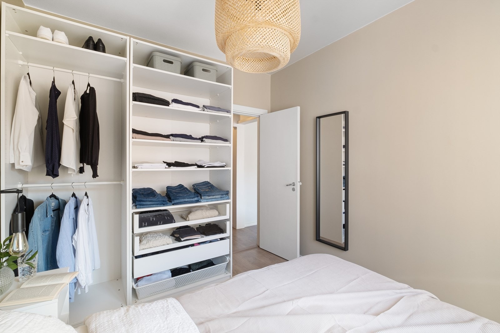 Rikelig med oppbevaringsplass i garderobeløsning. Galleribilde