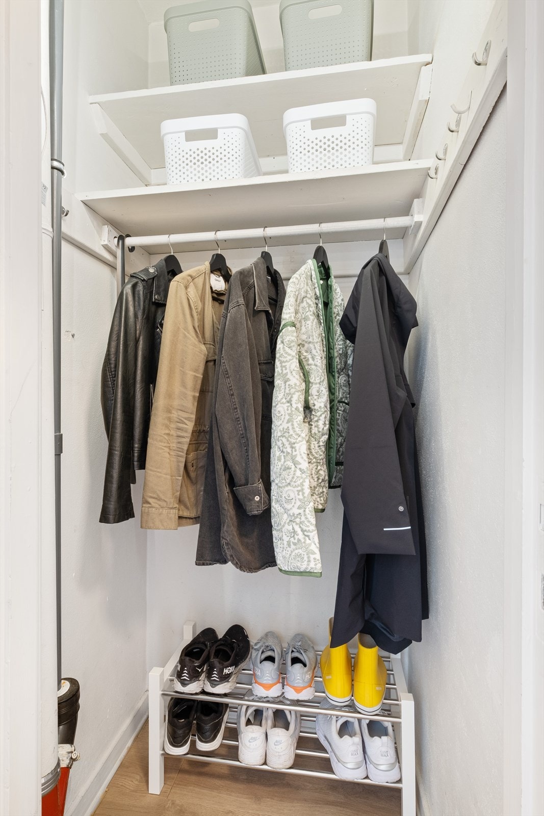 Praktisk, innvendig bod i tilknytning til entréen med god plass til sko og yttertøy. Galleribilde