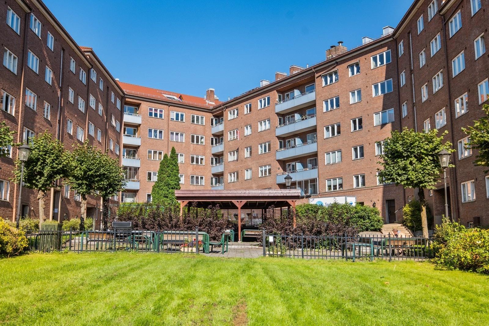 Borettslaget har en fantastisk bakgård med plen og flere sittegrupper. Galleribilde