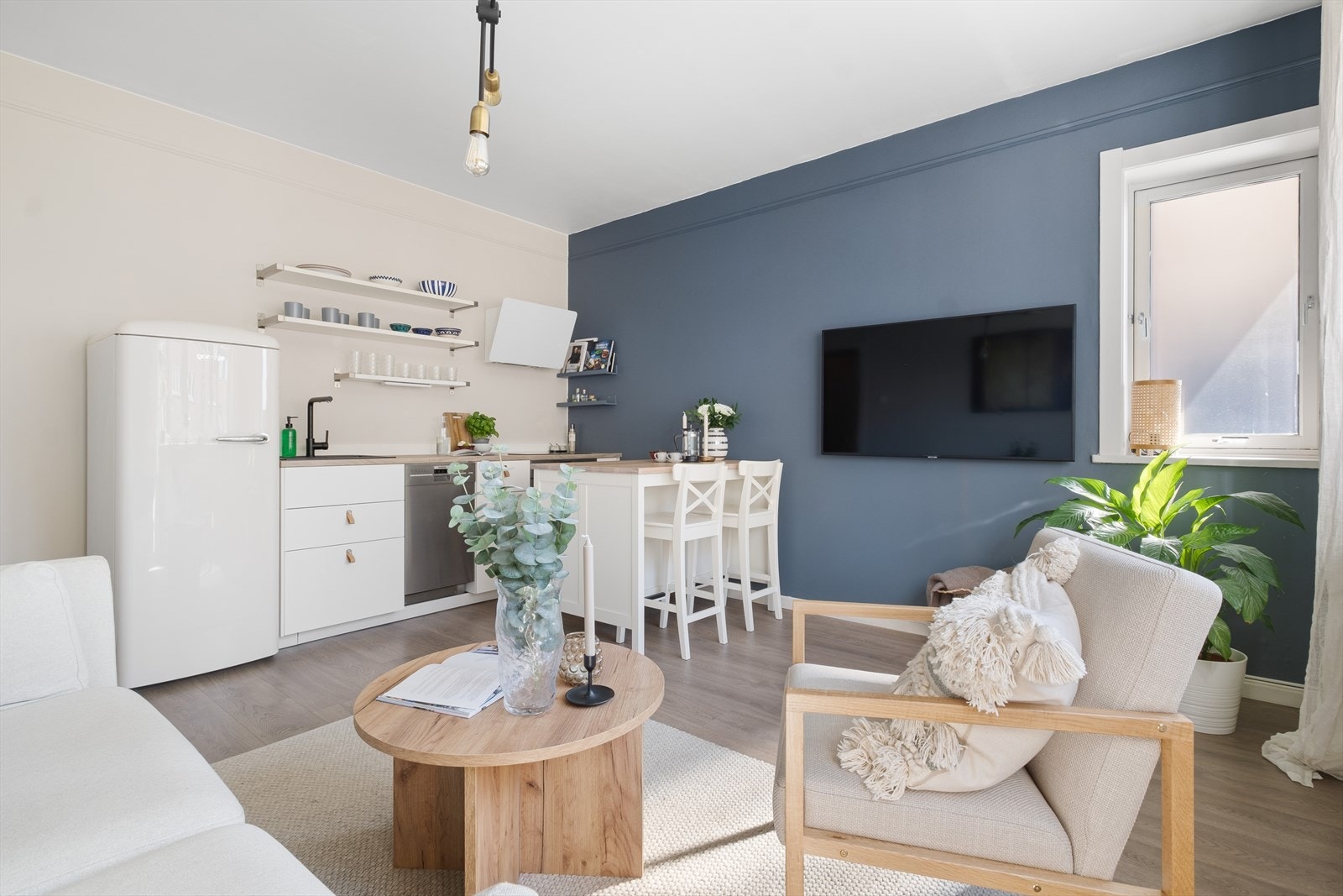 I stuen er det plass til sofaseksjon med tilhørende møblement og TV-benk. Galleribilde