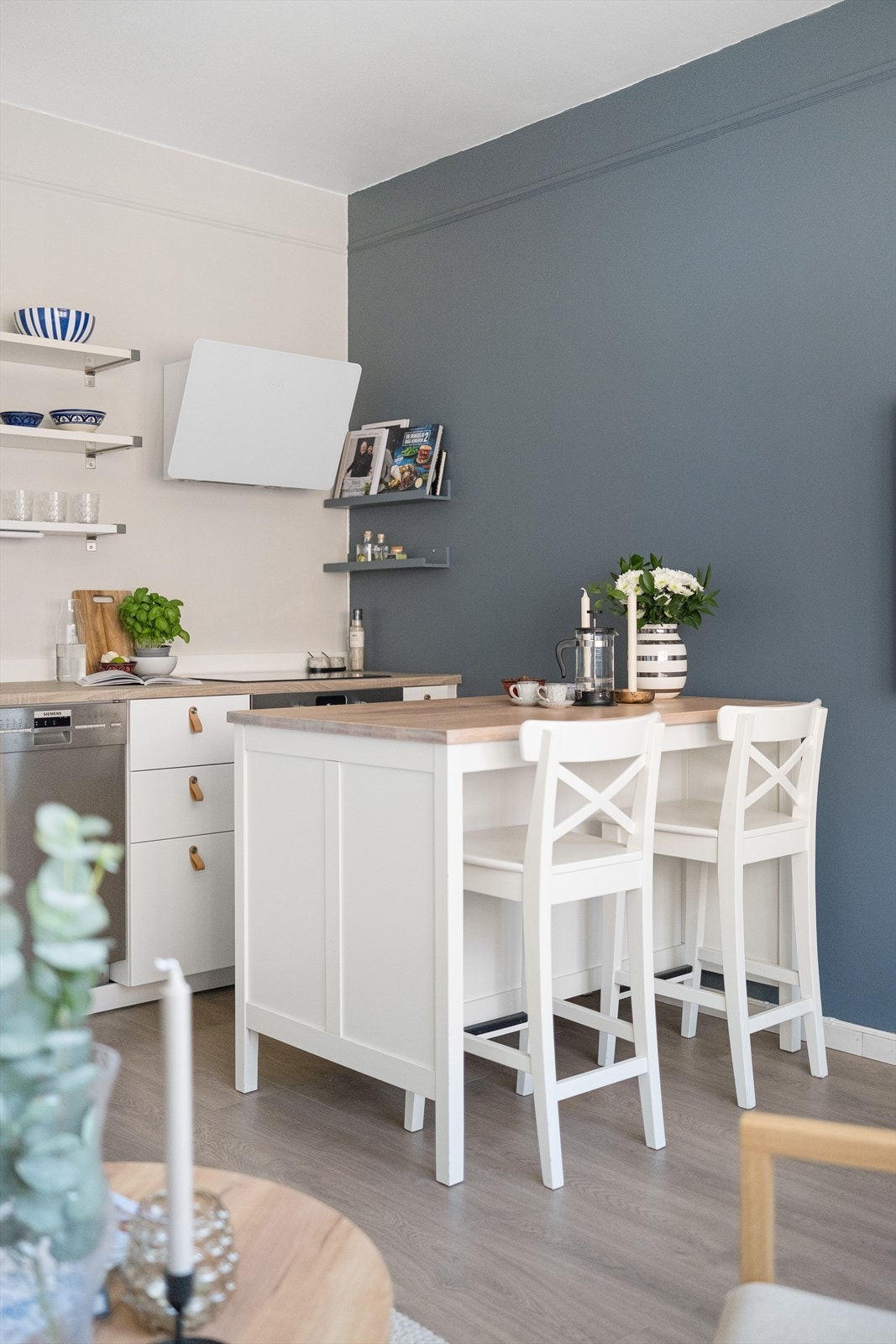 Praktisk kjøkkenøy med plass til to barstoler. Galleribilde