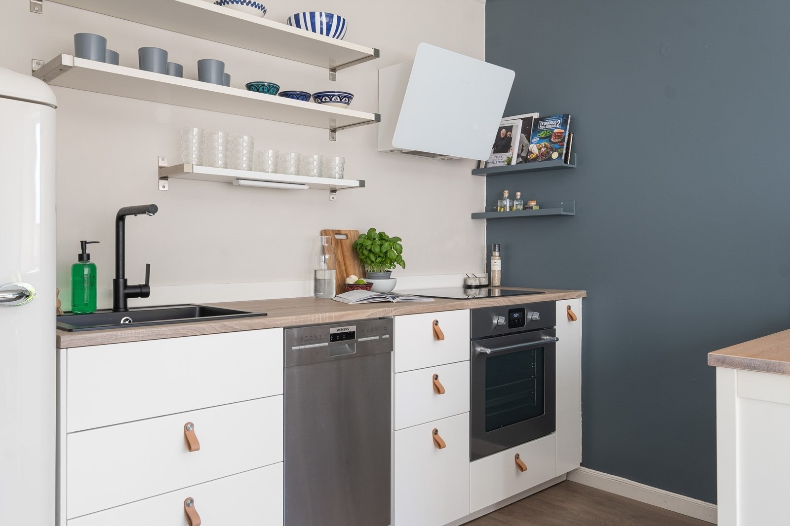 Kjøkkeninnredning med glatte fronter. Heltre benkeplate med nedfelt vaskekum. Galleribilde