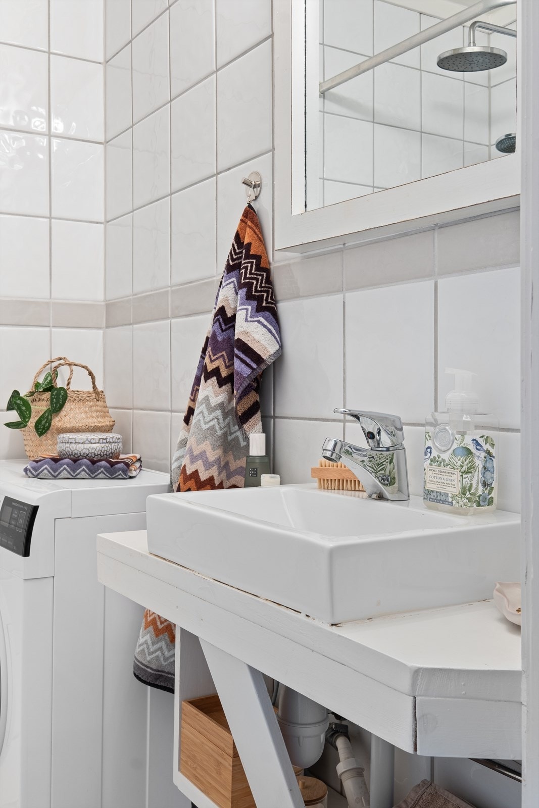 Innredet med klosett, servant nedfelt i benkeplate og dusjhjørne. Opplegg for vaskemaskin. Naturlig avtrekk. Galleribilde