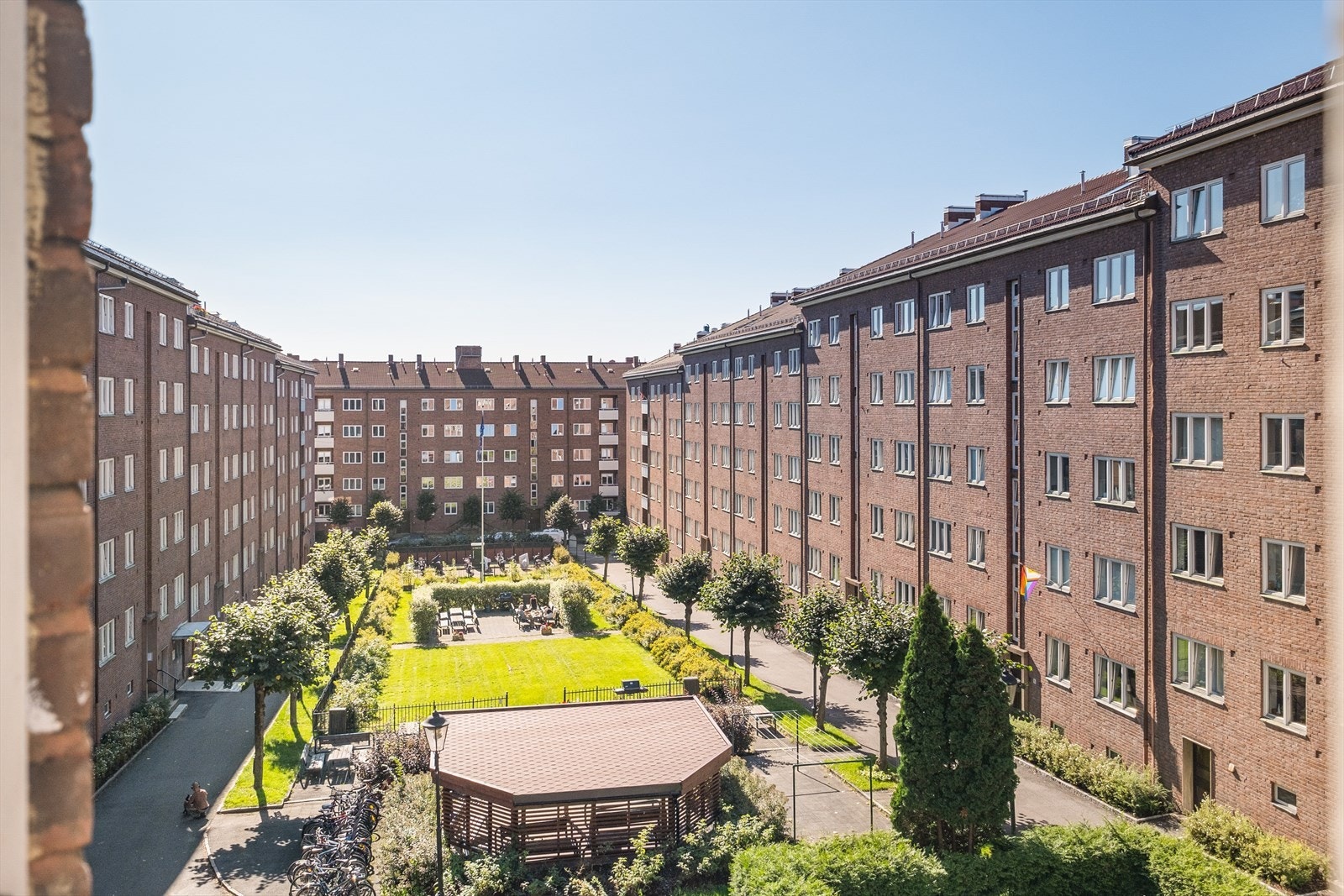 Skjemet og tilbaketrukket beliggenhet mot bakgård. Galleribilde