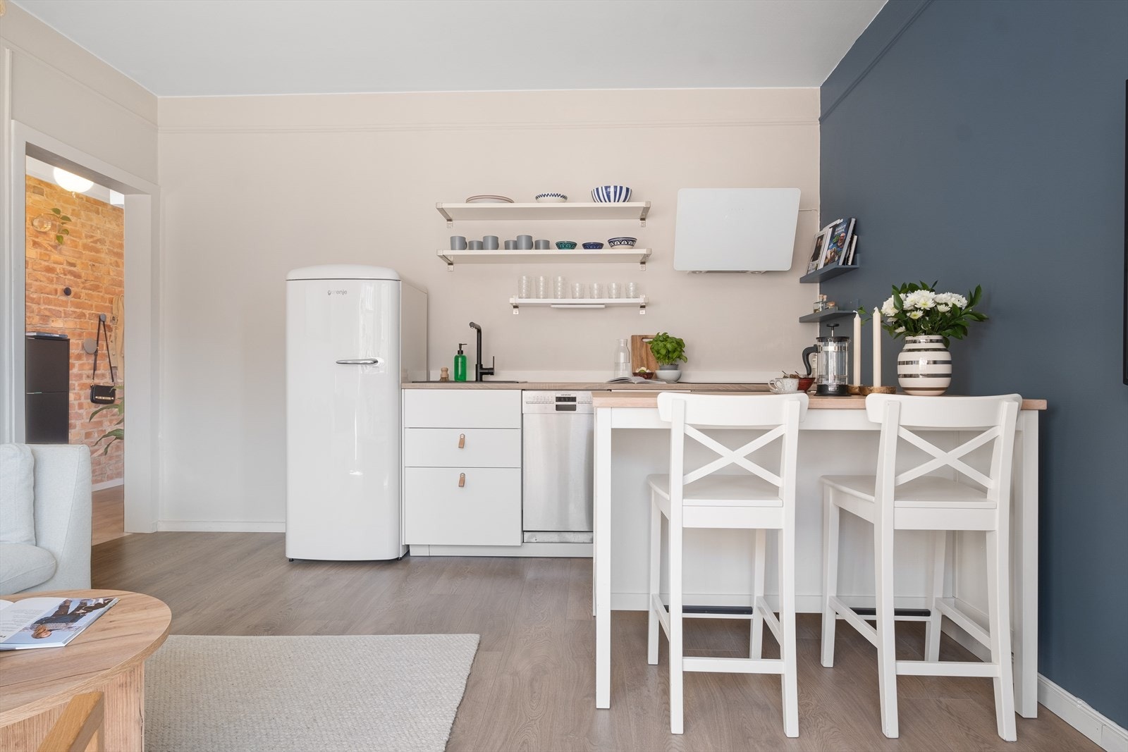 Stuen har en åpen løsning mot kjøkkenet. Galleribilde