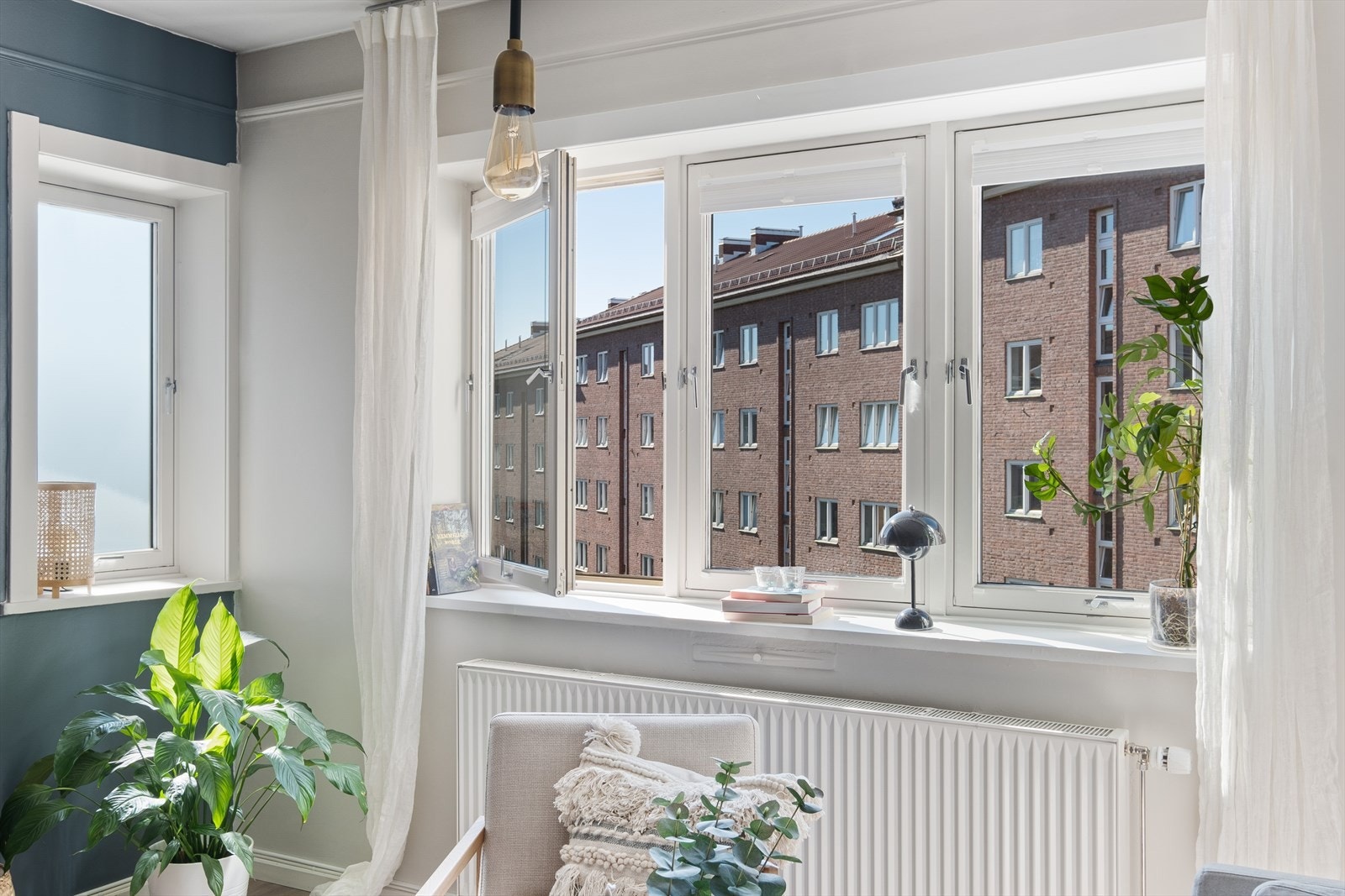 Leiligheten vender i sin helhelt mot rolig, indre gårdsrom. Galleribilde