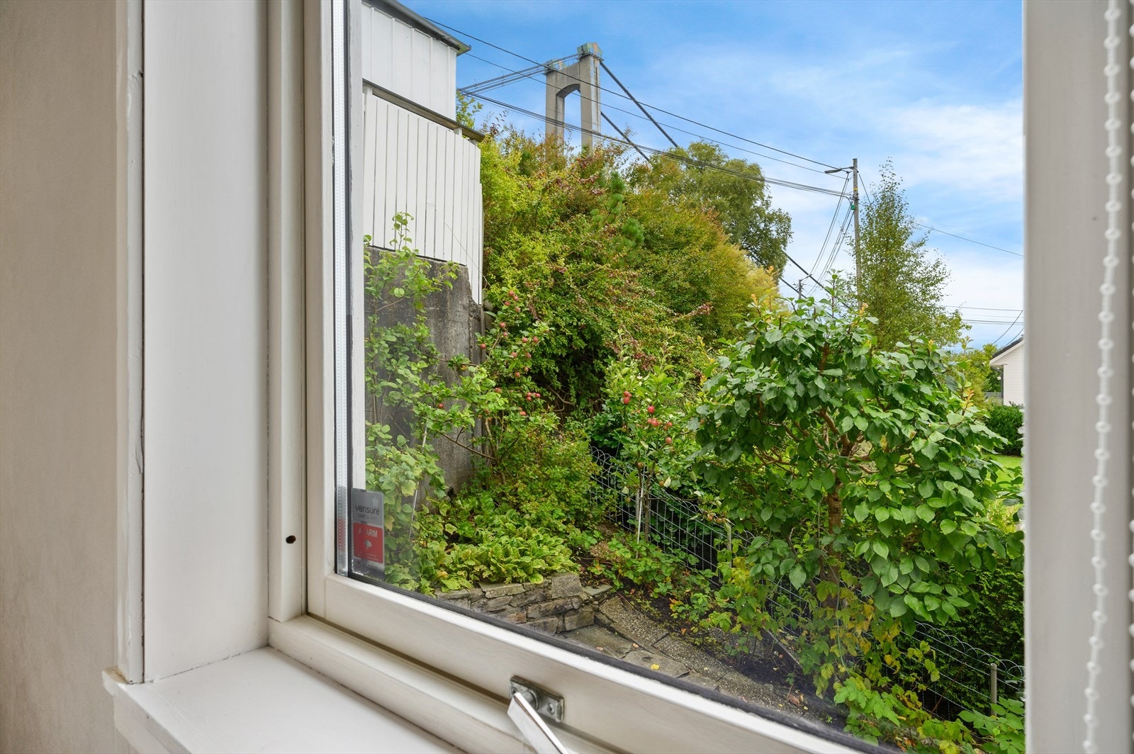 - Soverommet ligger skjermet ut mot grønt - Galleribilde