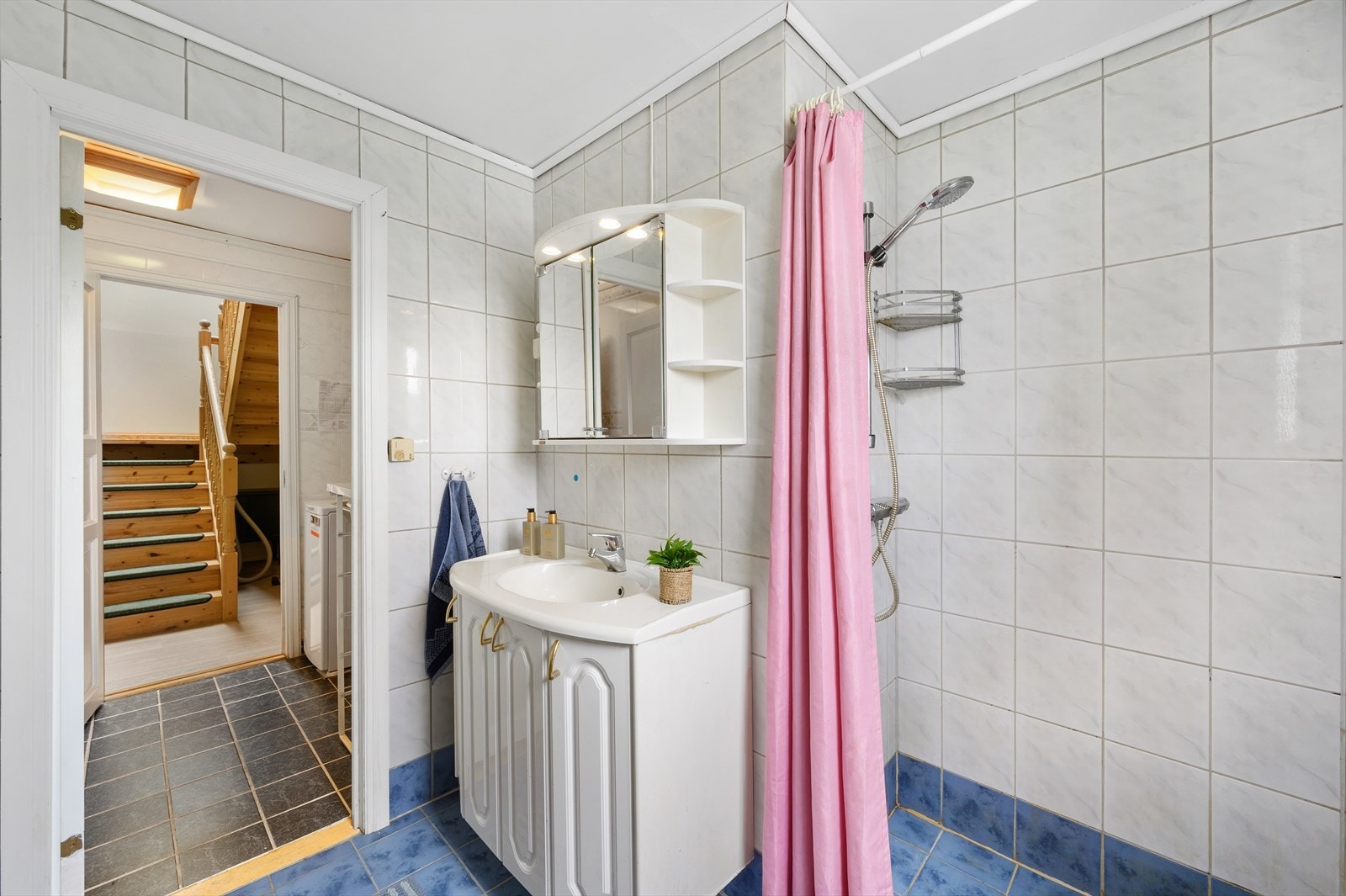 - Merk at hele 1. etasje har vannbåren gulvvarme (eks. ytterste del av soverom og entré) - Galleribilde