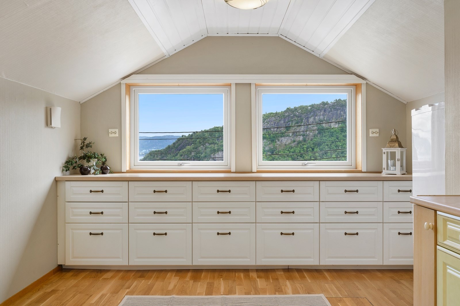 - Rikelig med skap- og benkeplass til glede for husets kokk - Galleribilde