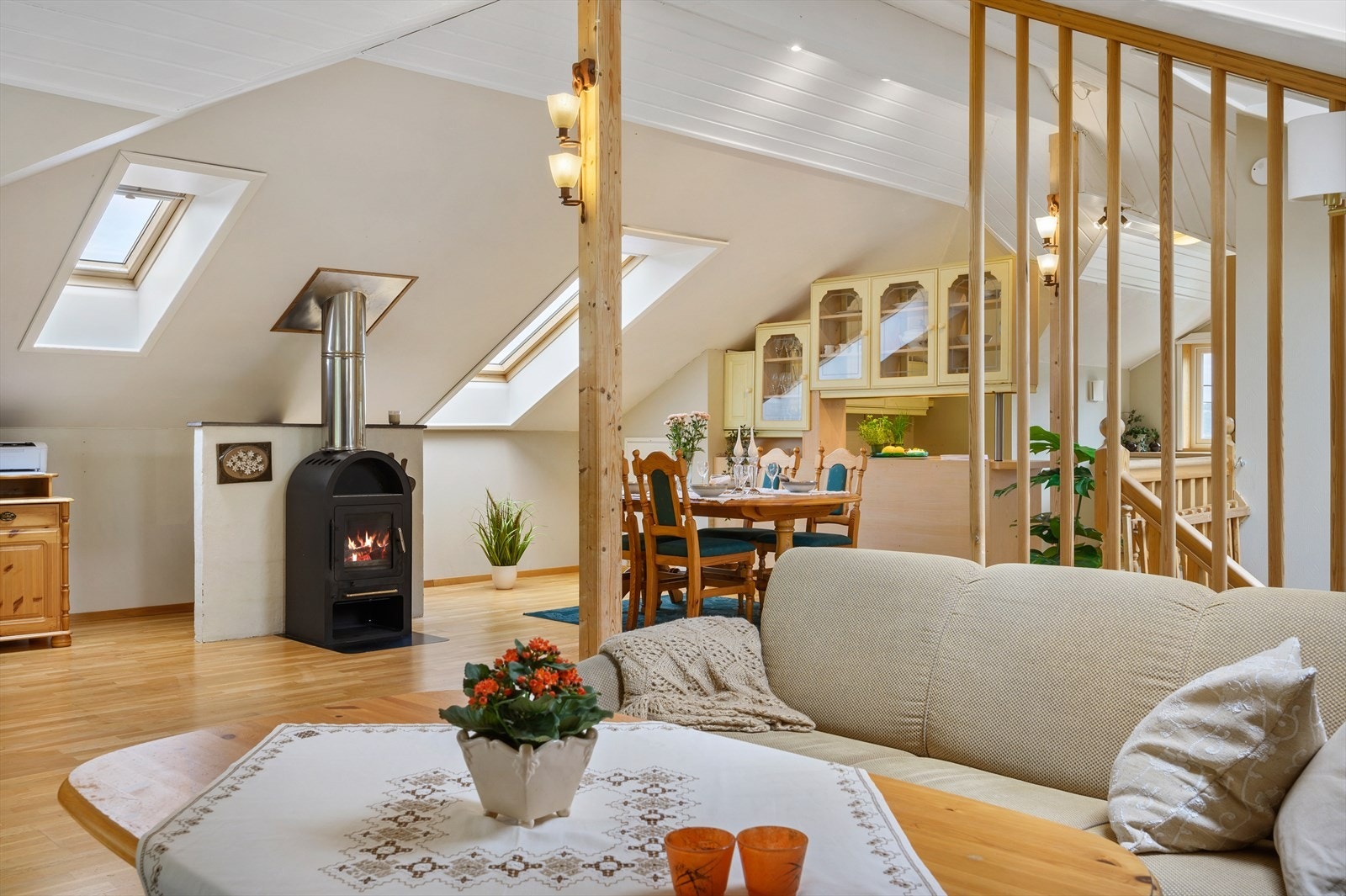 - God plass til sofagruppe og spisebord i naturlig tilknytning til kjøkkenet - Galleribilde