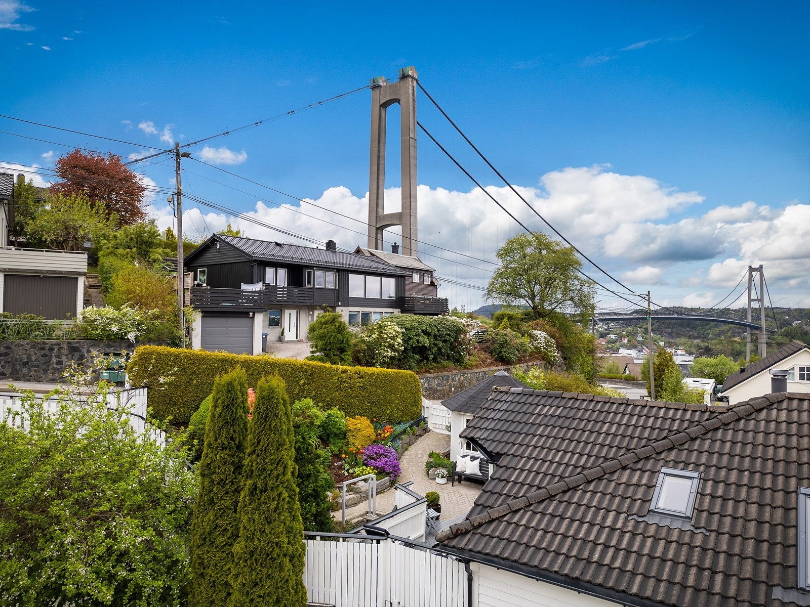 - Et attraktivt og etablert boligområde med nærhet til sjø og flott natur - Galleribilde