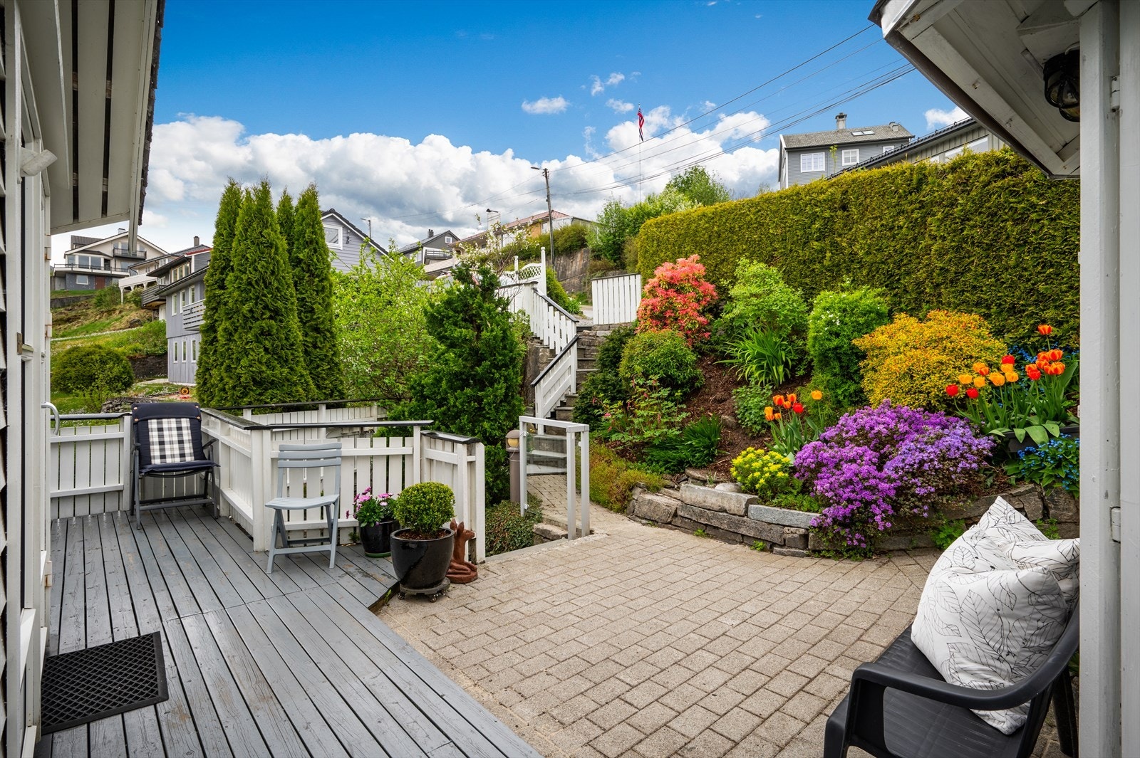 - Nydelig opparbeidet uteområde med terrasse, paviljong, beplantning og frukttrær - Galleribilde