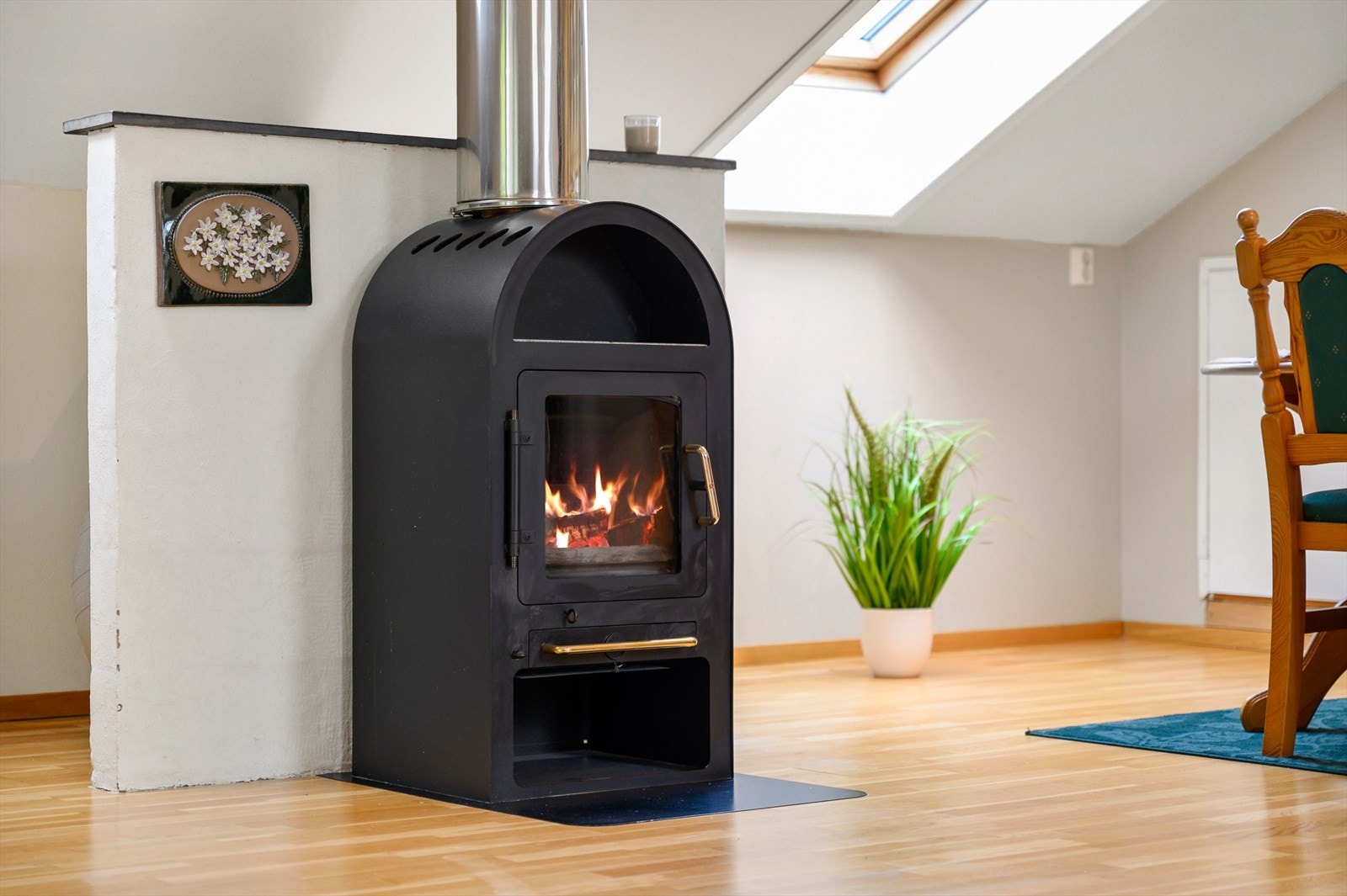 - Peis i stue sørger for lavere strømkostnader, en behagelig innetemperatur uansett årstid og ikke minst ekstra hygge! - Galleribilde